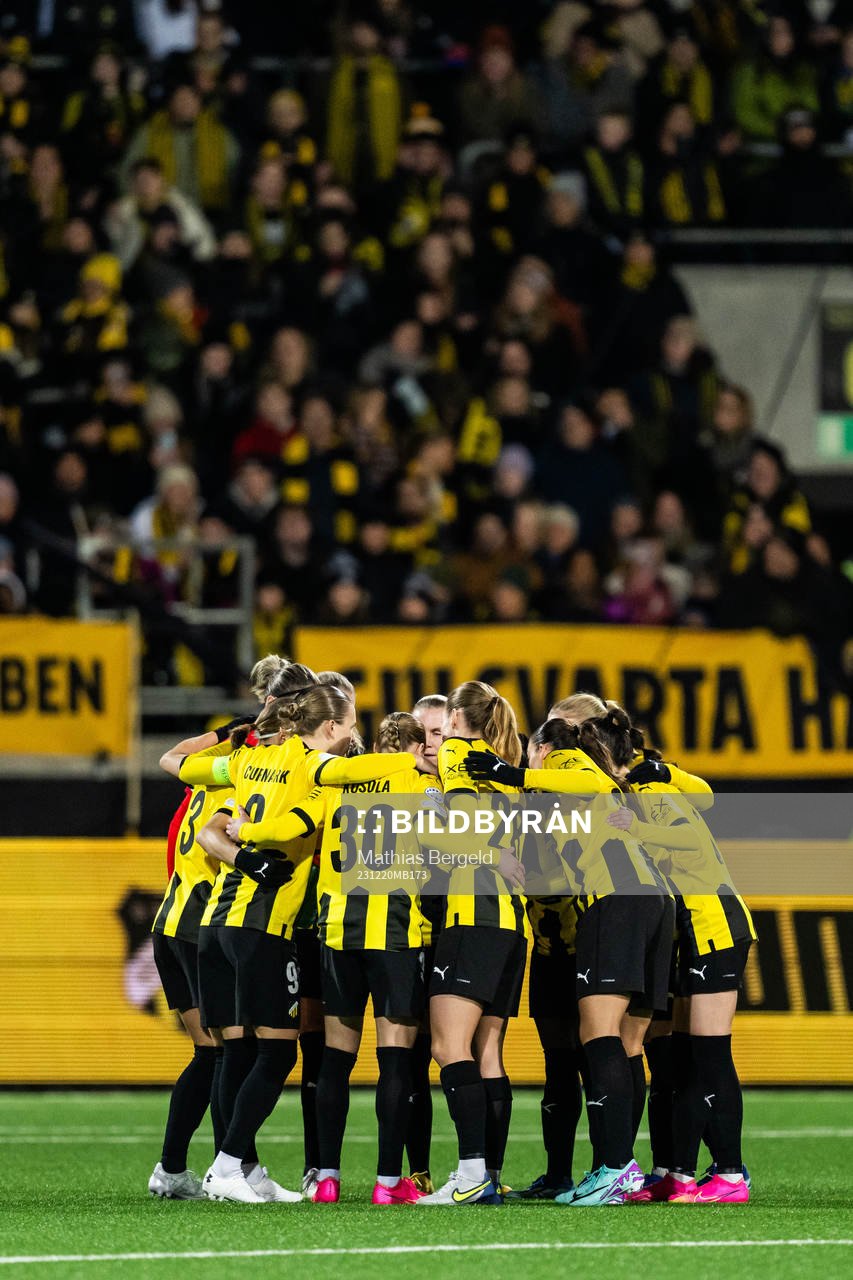 Players of Häcken gather