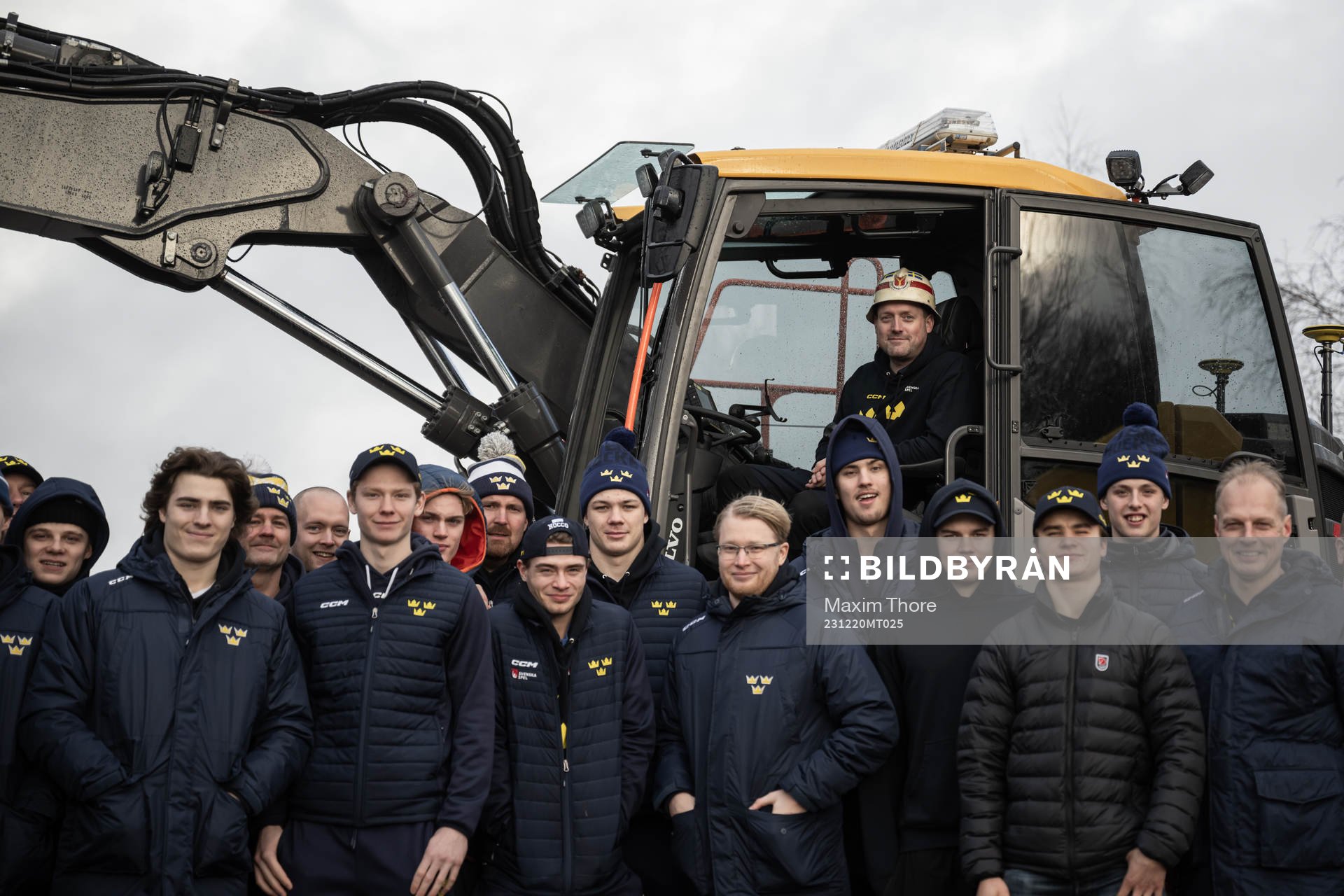 The team of Sweden and equipment manager Daniel Nilsson of