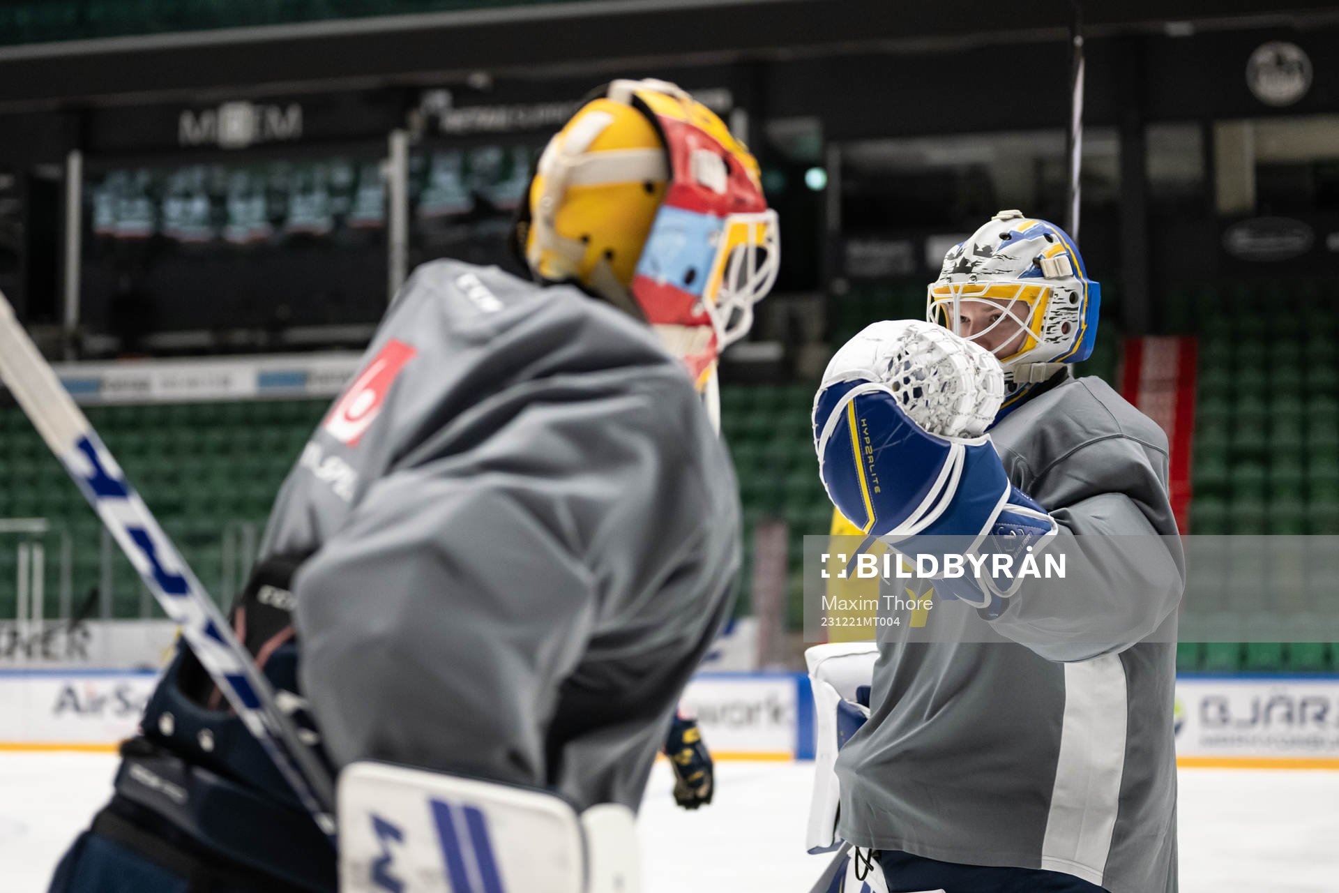 Goaltender Hugo Hävelid and goaltender Melker Thelin of