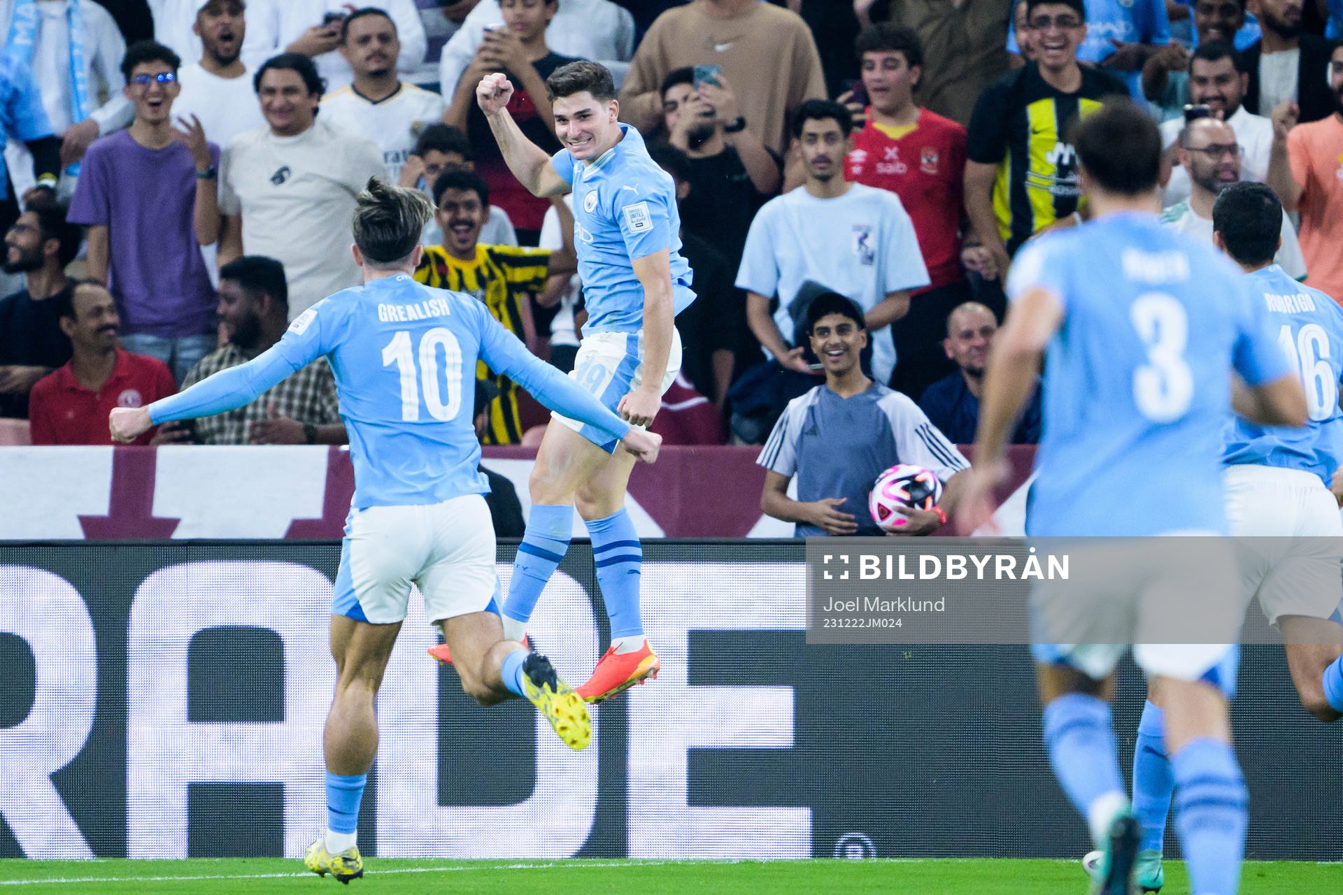 Julian Alvarez of Manchester City celebrates the 0-1 goal