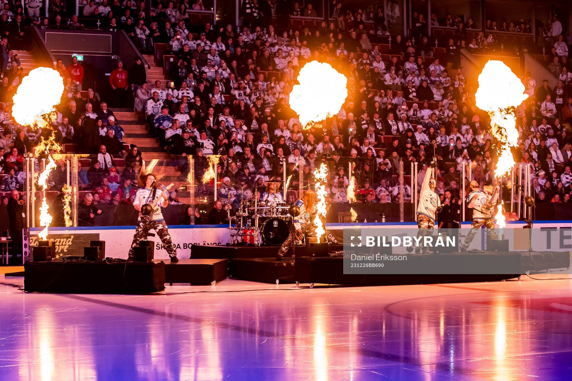 Sabaton spelar vid intro innan ishockeymatchen i SHL mellan