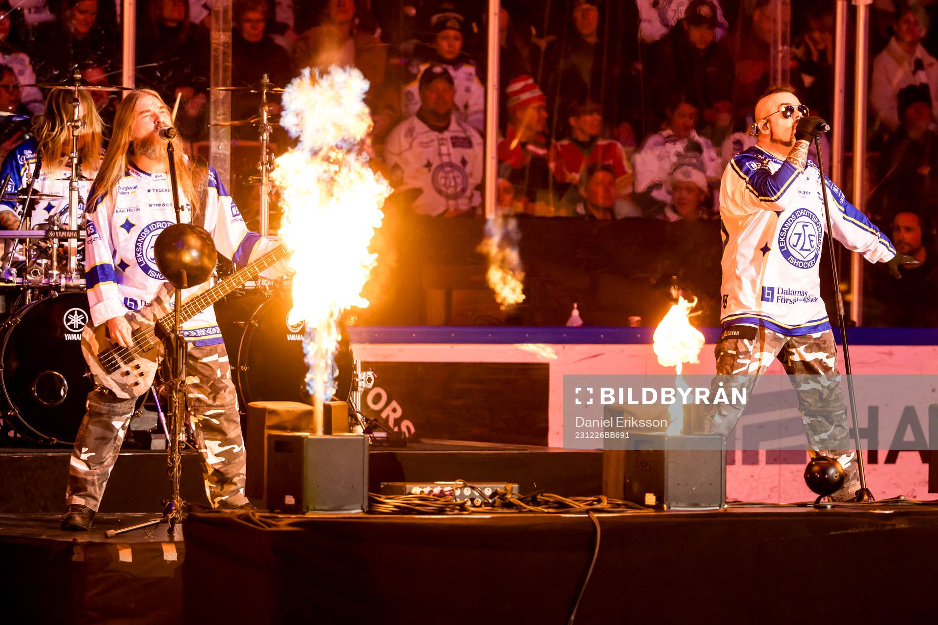 Sabaton spelar vid intro innan ishockeymatchen i SHL mellan