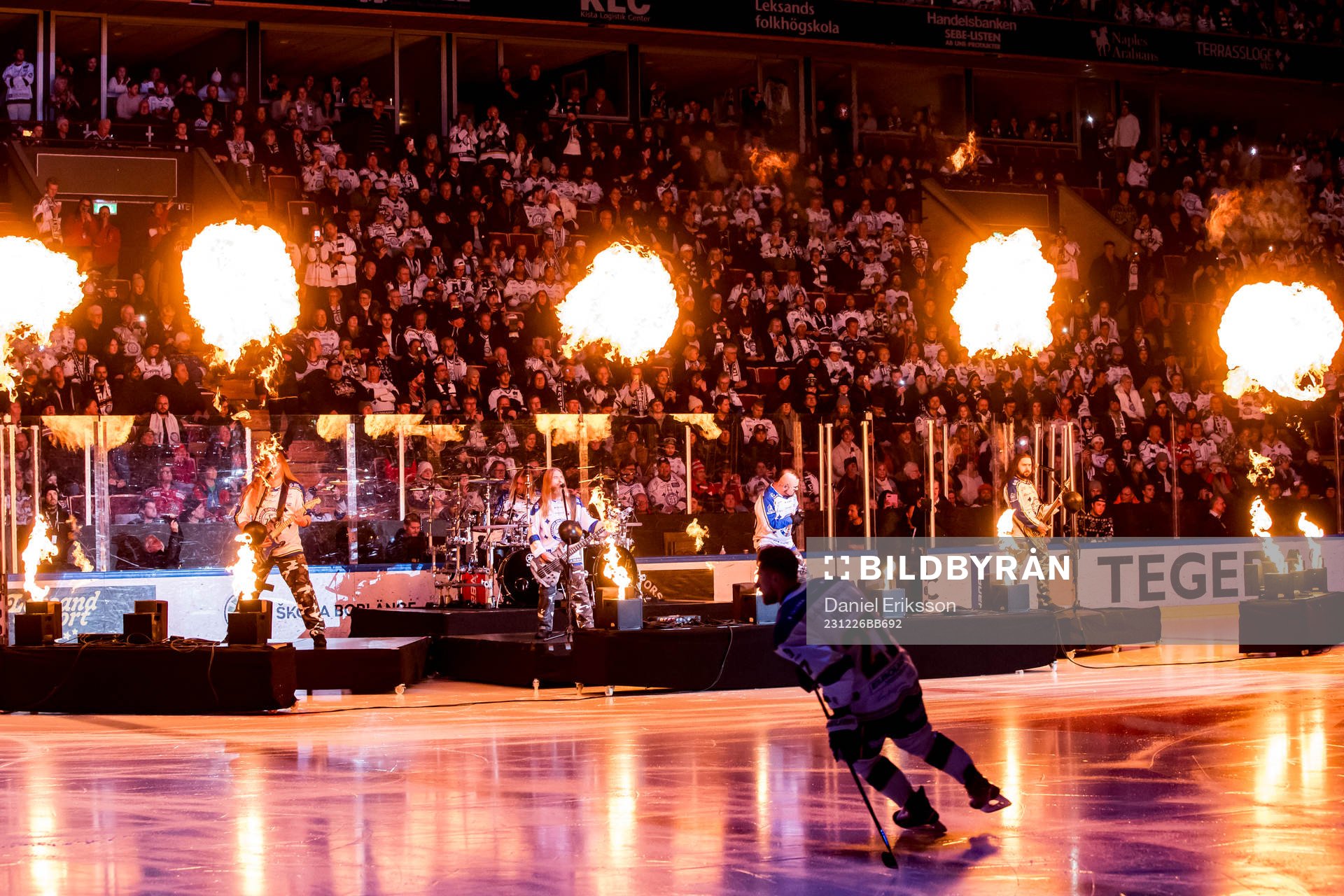 Sabaton spelar vid intro innan ishockeymatchen i SHL mellan