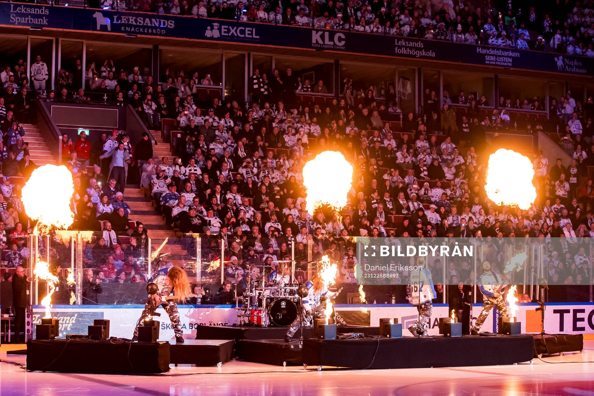 Sabaton spelar vid intro innan ishockeymatchen i SHL mellan