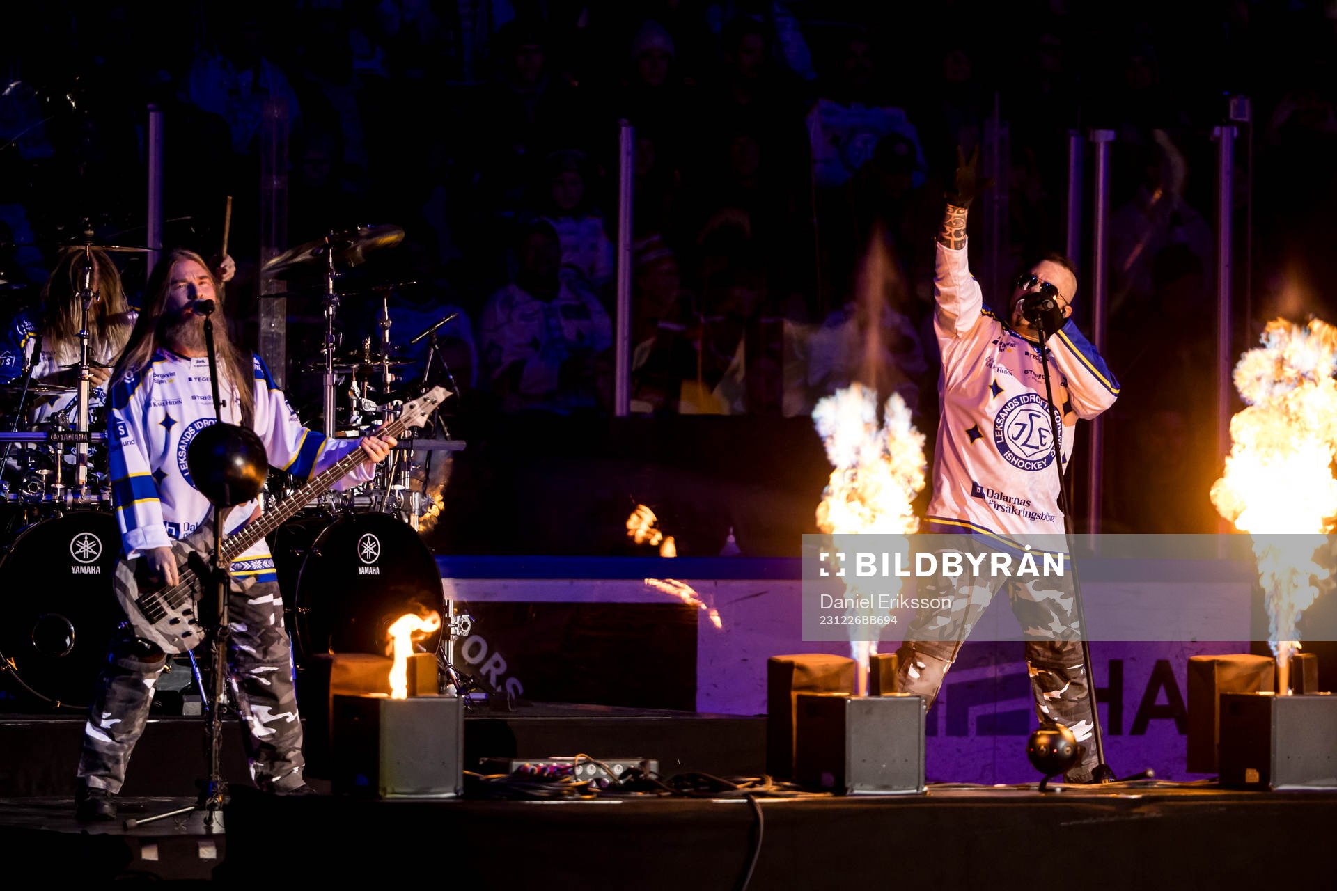Sabaton spelar vid intro innan ishockeymatchen i SHL mellan