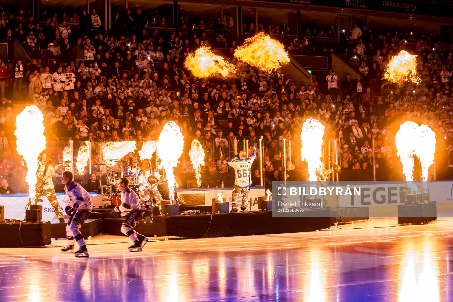 Sabaton spelar vid intro innan ishockeymatchen i SHL mellan