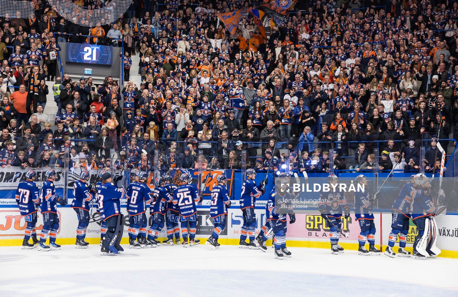 Växjös spelare jublar framför supportrar