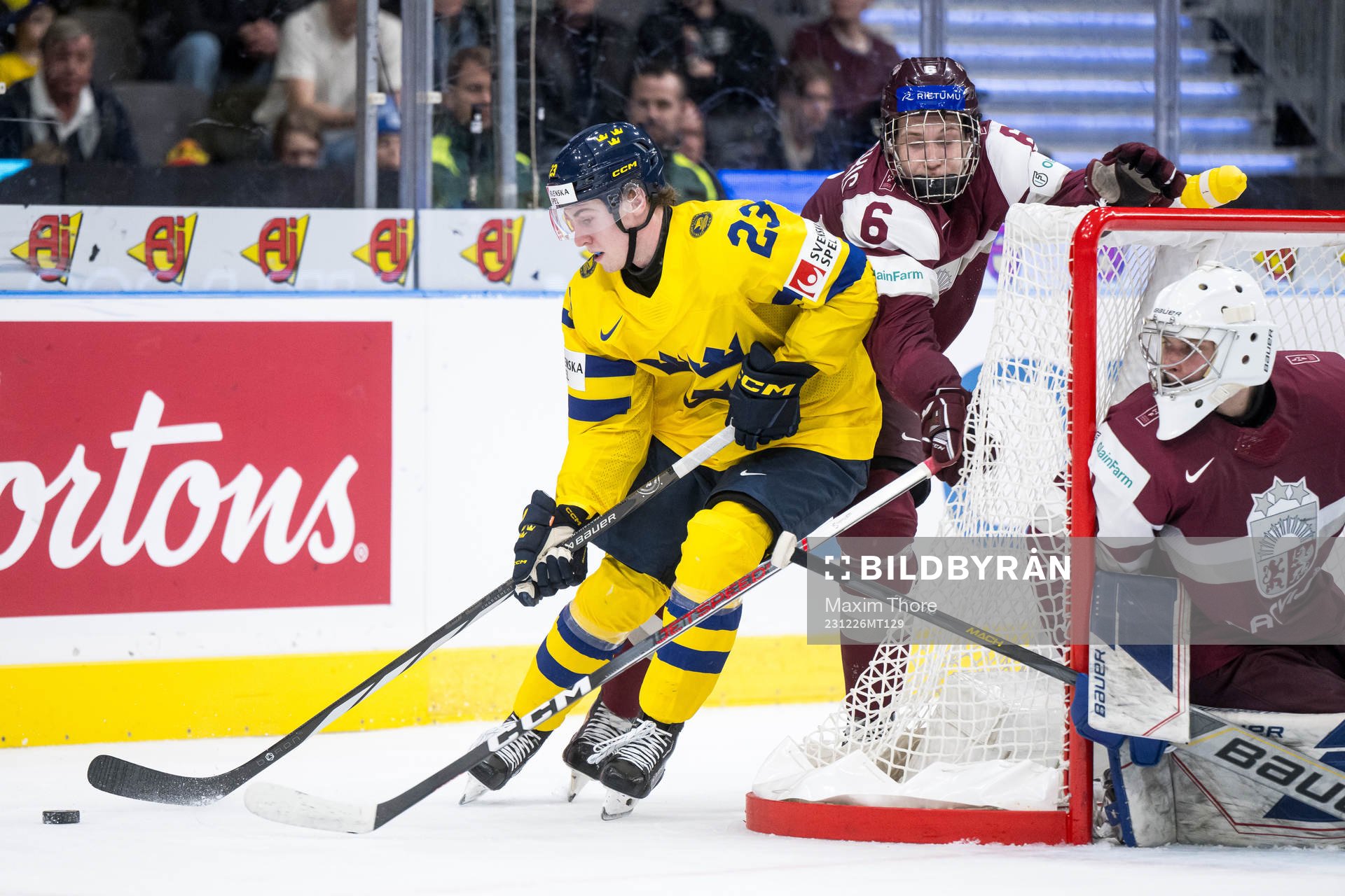 Jonathan Lekkerimäki of Sweden against Darels Uljanskis