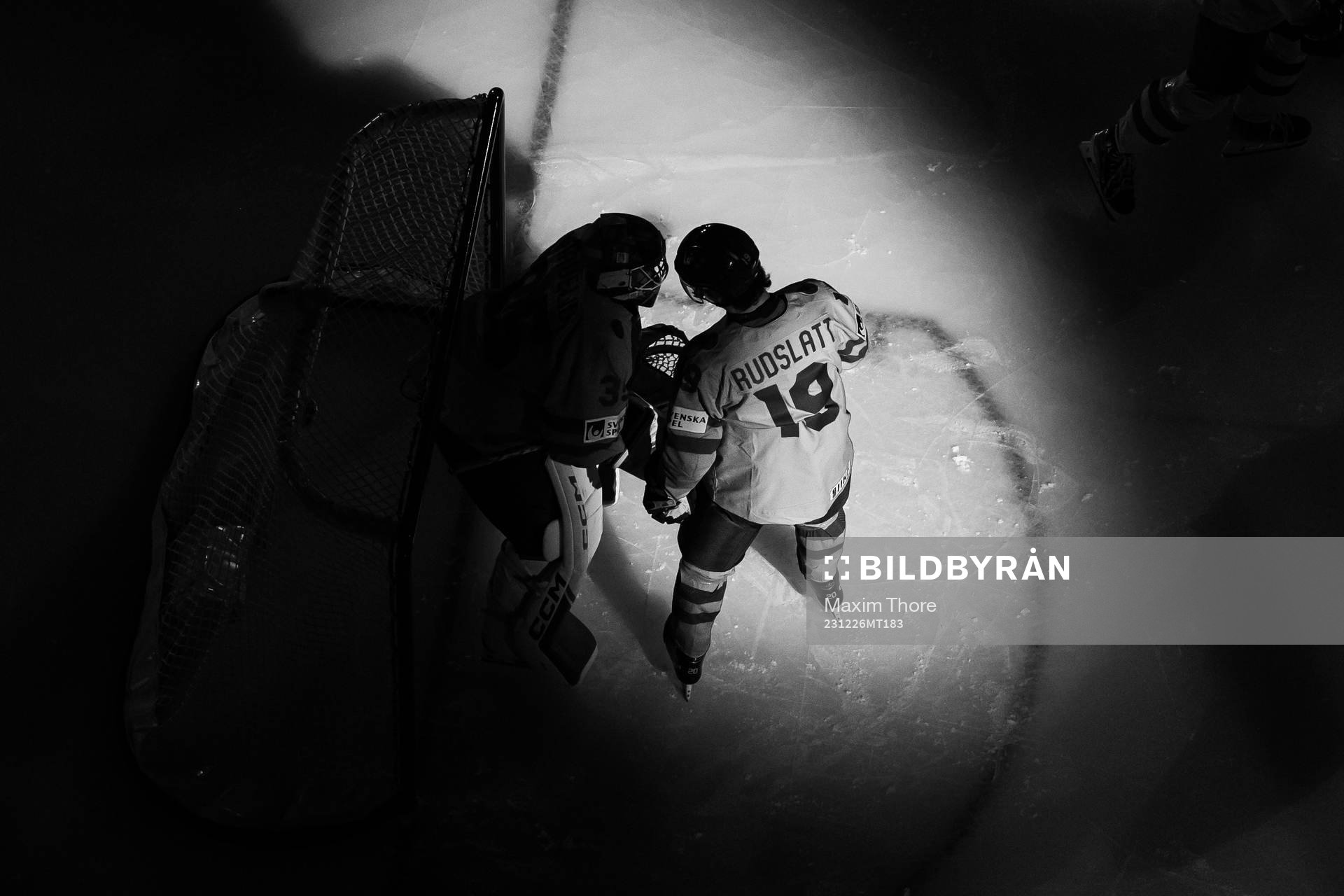 Rasmus Rudslätt and goaltender Hugo Hävelid of Sweden