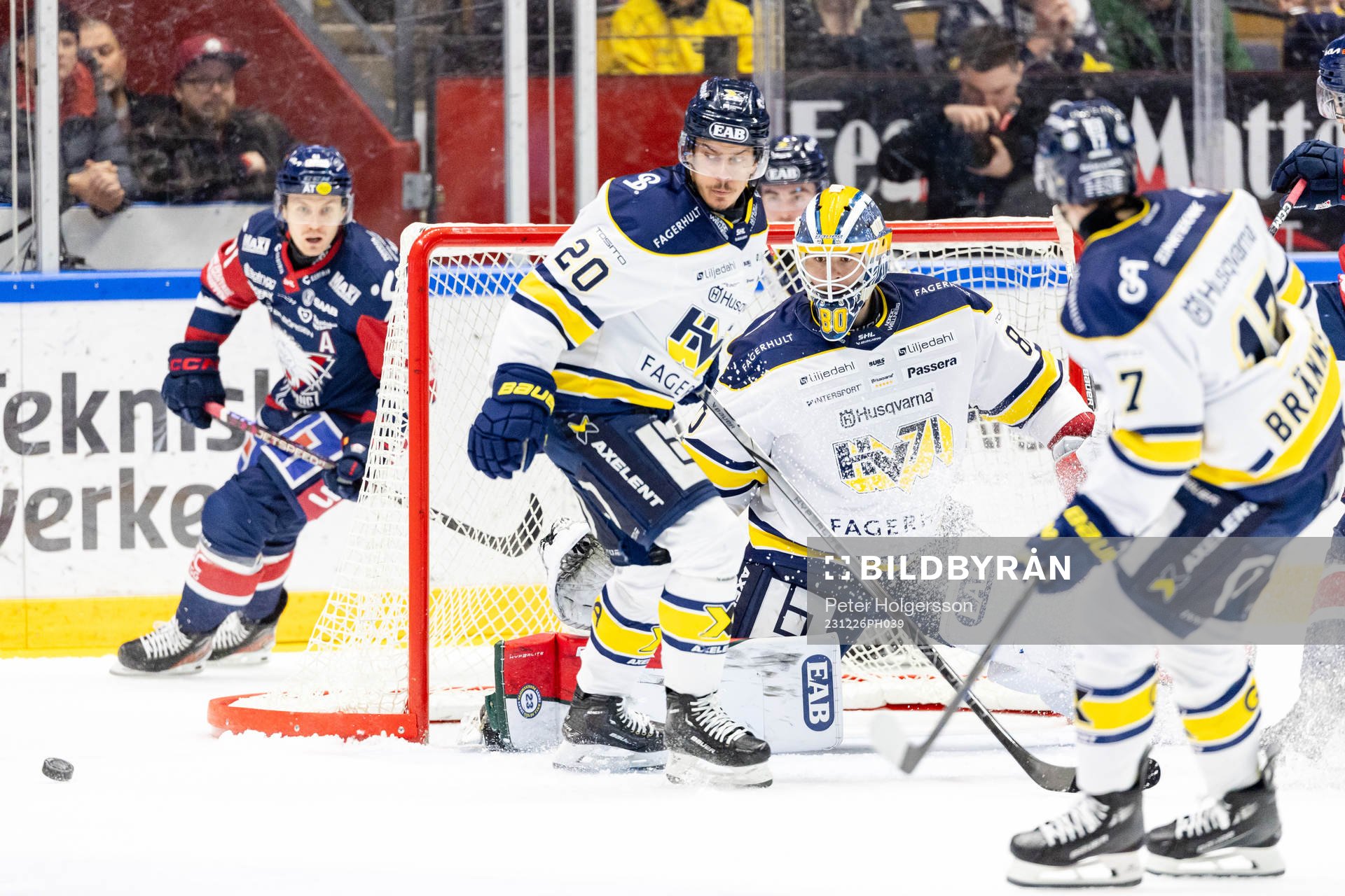 HV71s André Petersson och målvakt Frederik Dichow