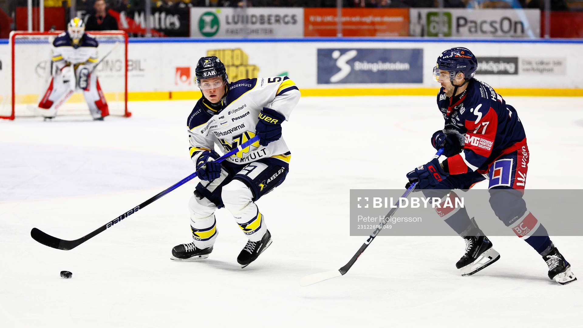 HV71s Victor Sjöholm och Linköpings Taylor Leier