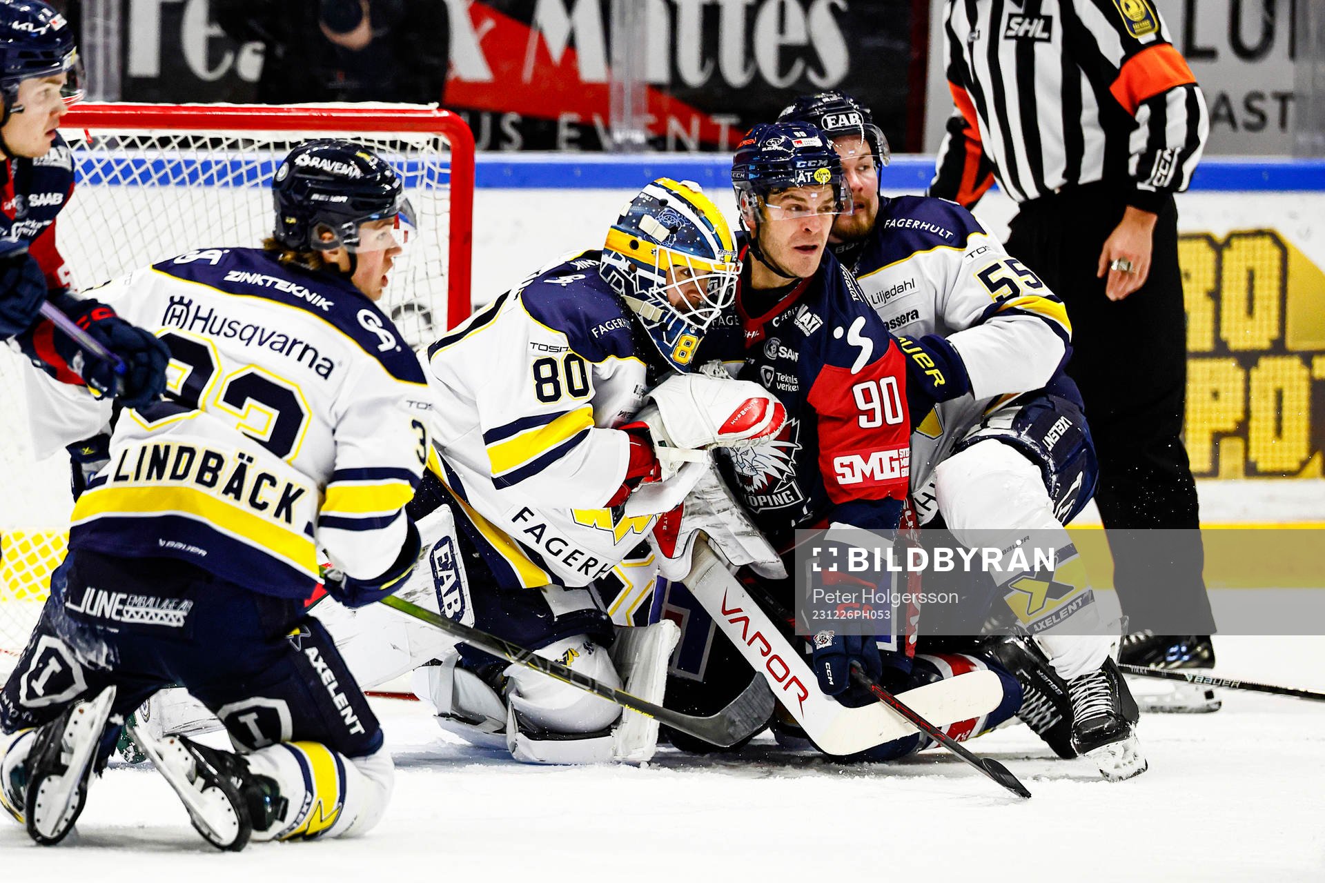HV71s målvakt Frederik Dichow, Linköpings Lance Bouma och
