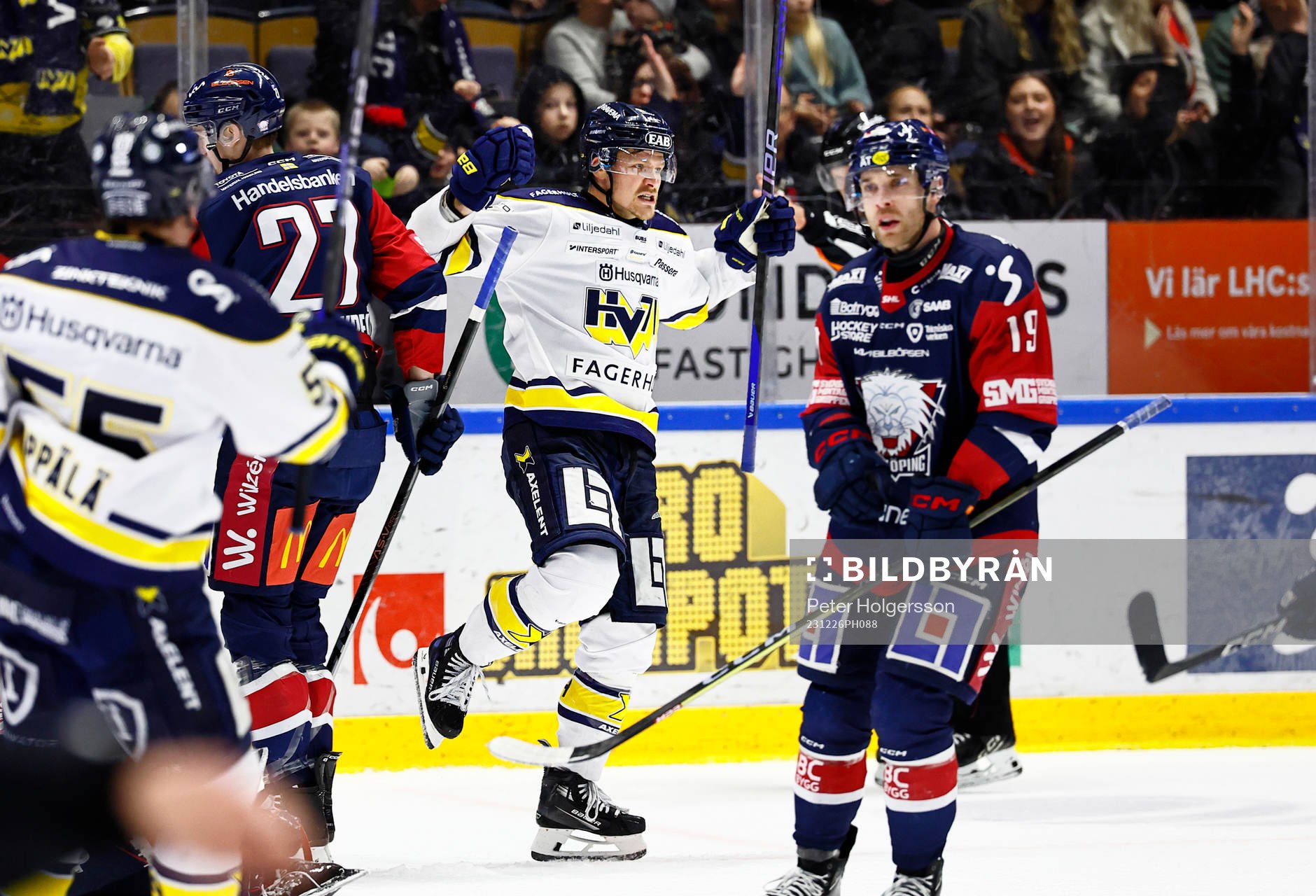 HV71s Simon Önerud jublar