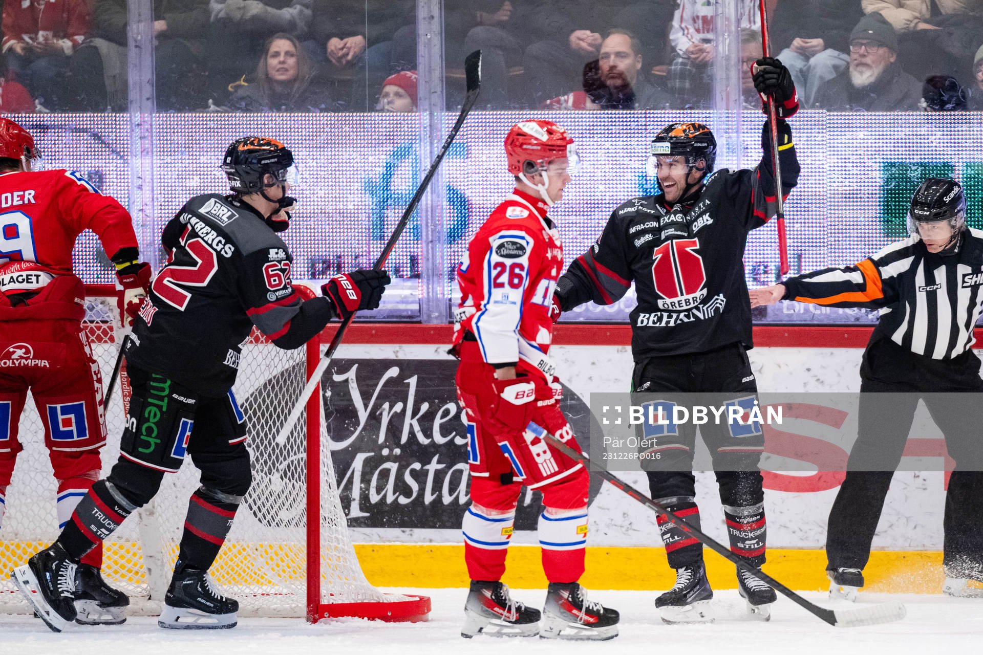 Örebros Ludvig Larsson och Robert Leino jublar