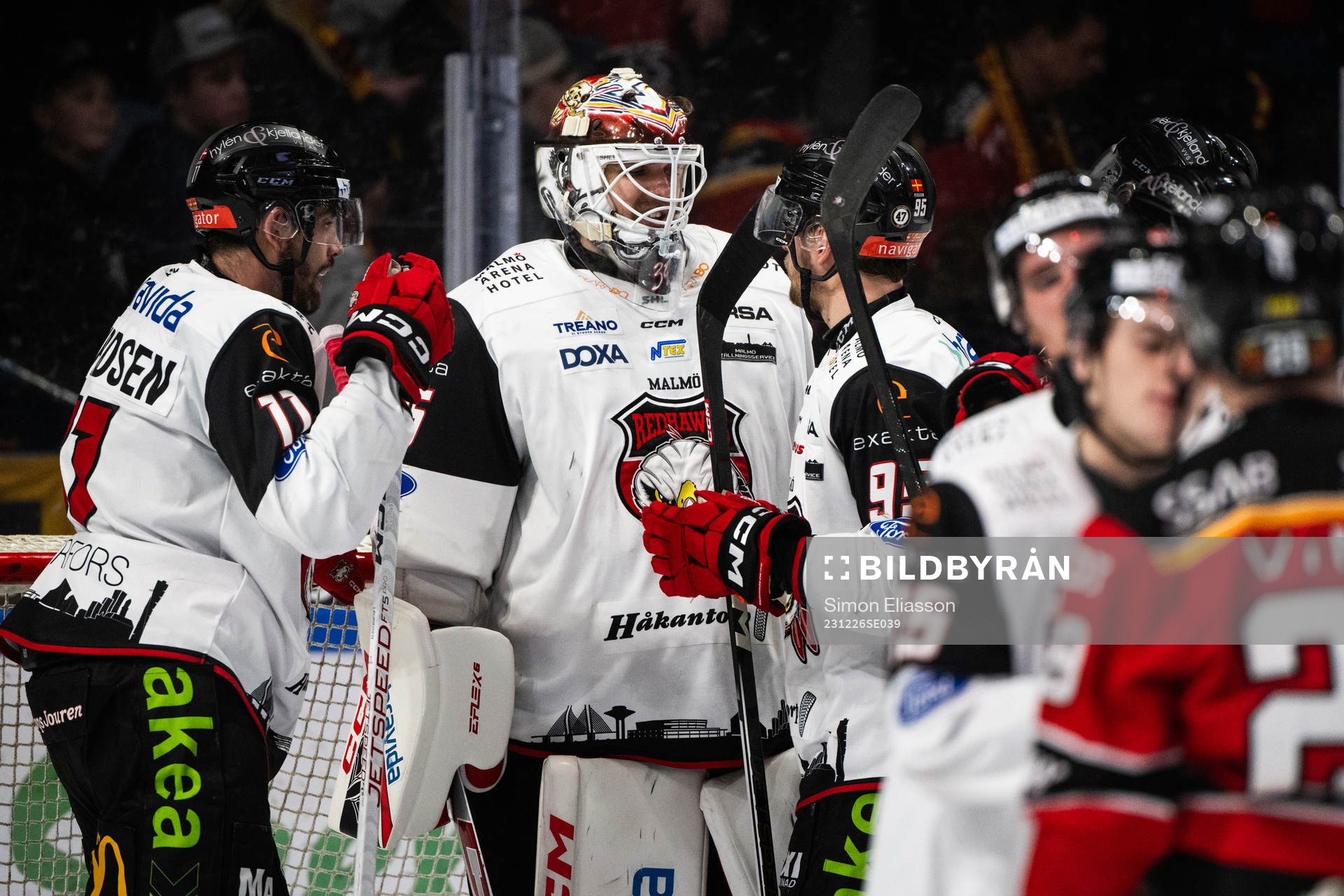 Malmö Redhawks målvakt Adam Werner jublar