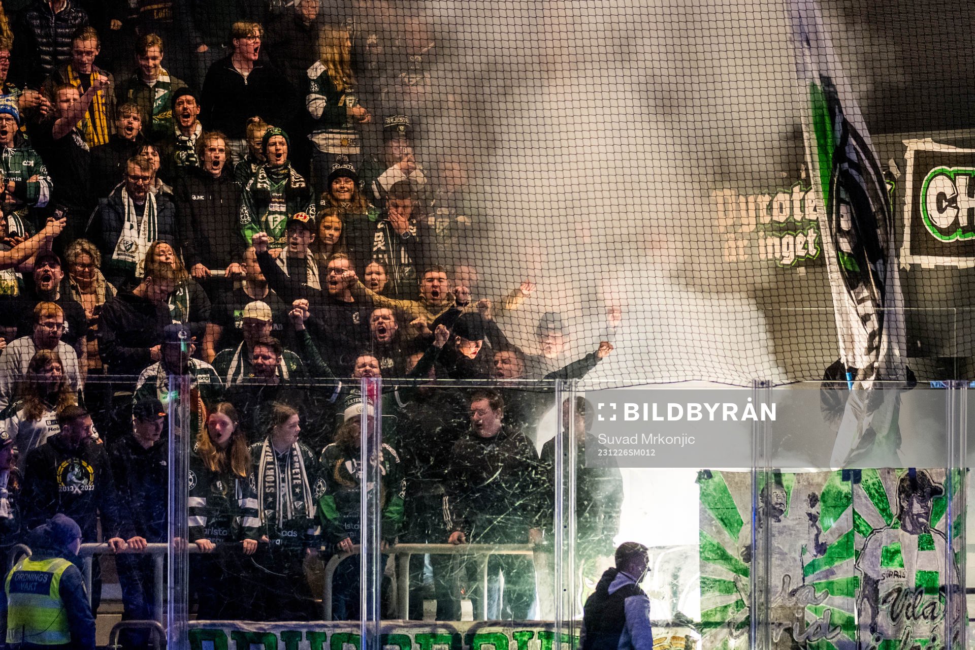 Färjestads supportrar med pyroteknik