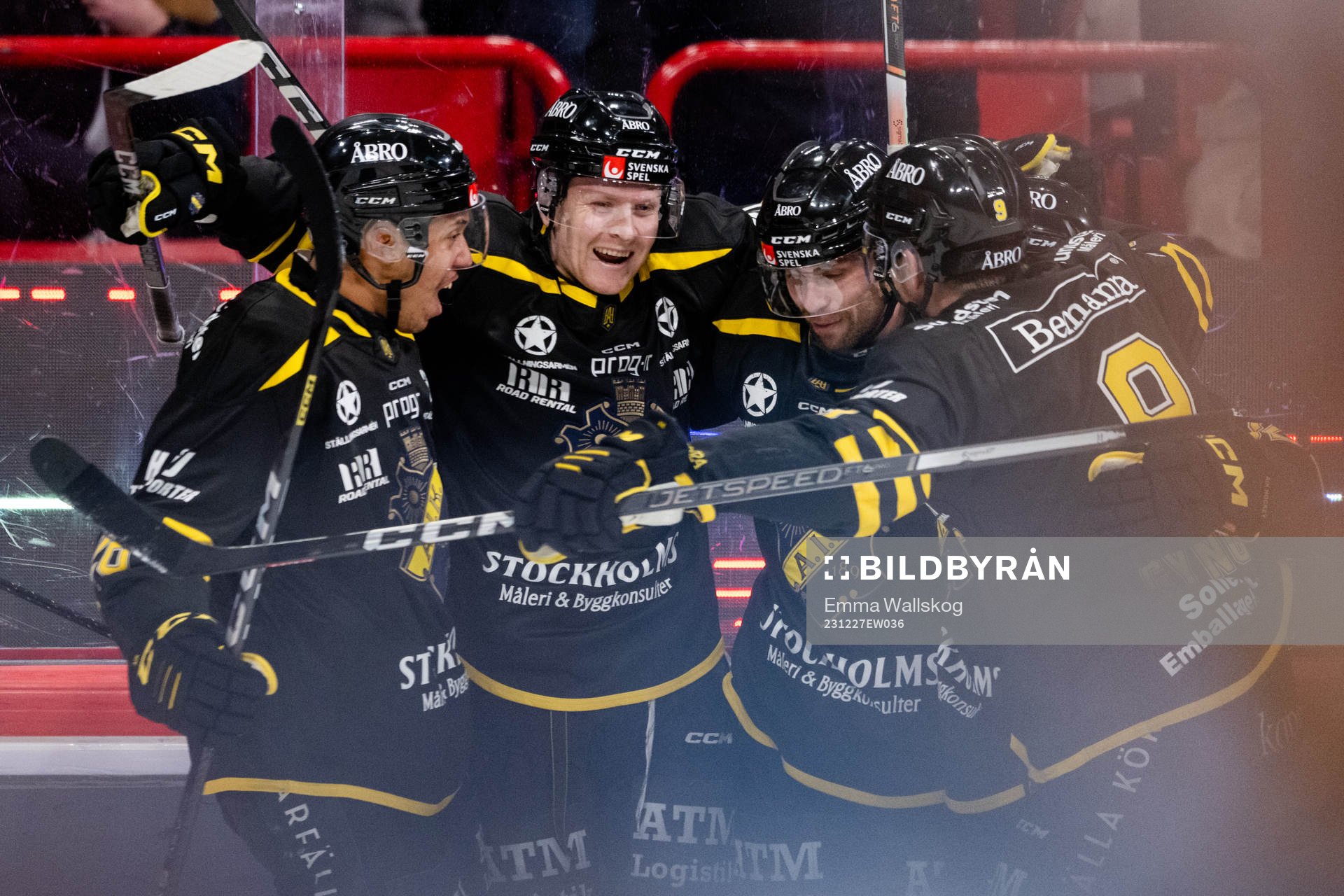 AIKs spelare jublar med Eric Norin