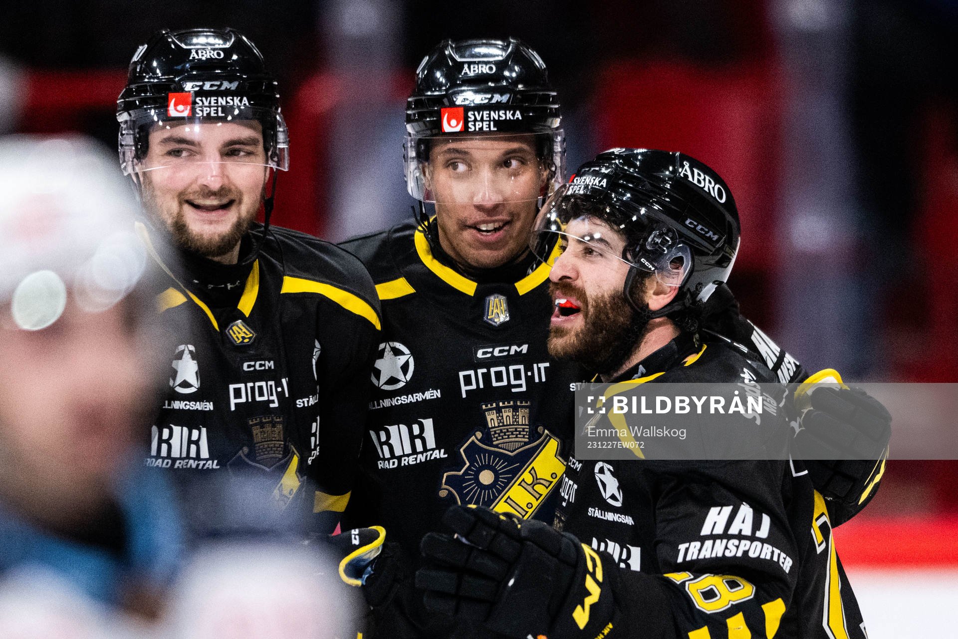 AIKs Mathew Maione jublar med Branden Troock och Oscar Nord