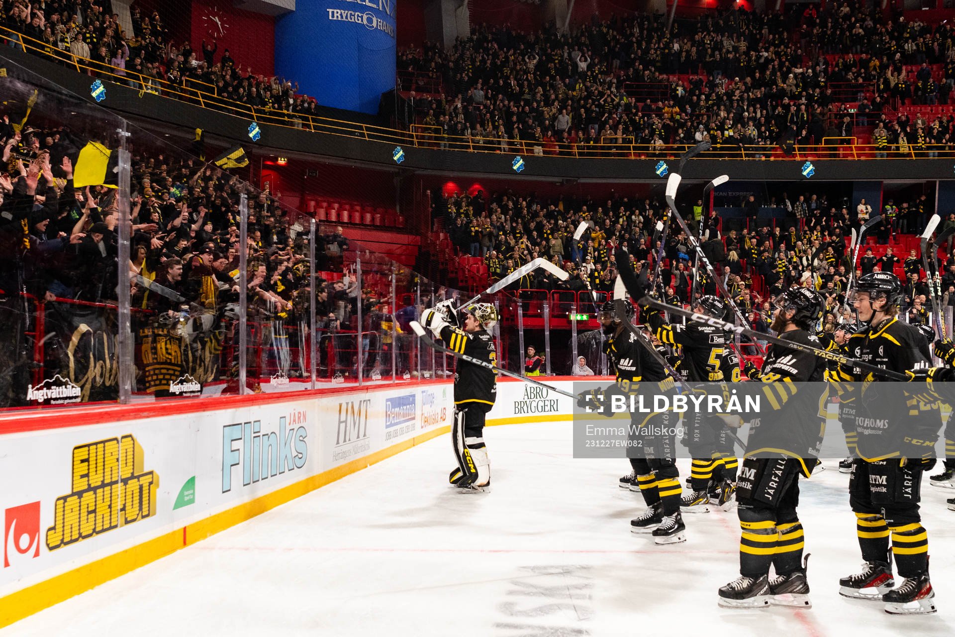 AIKs spelare och supportrar jublar