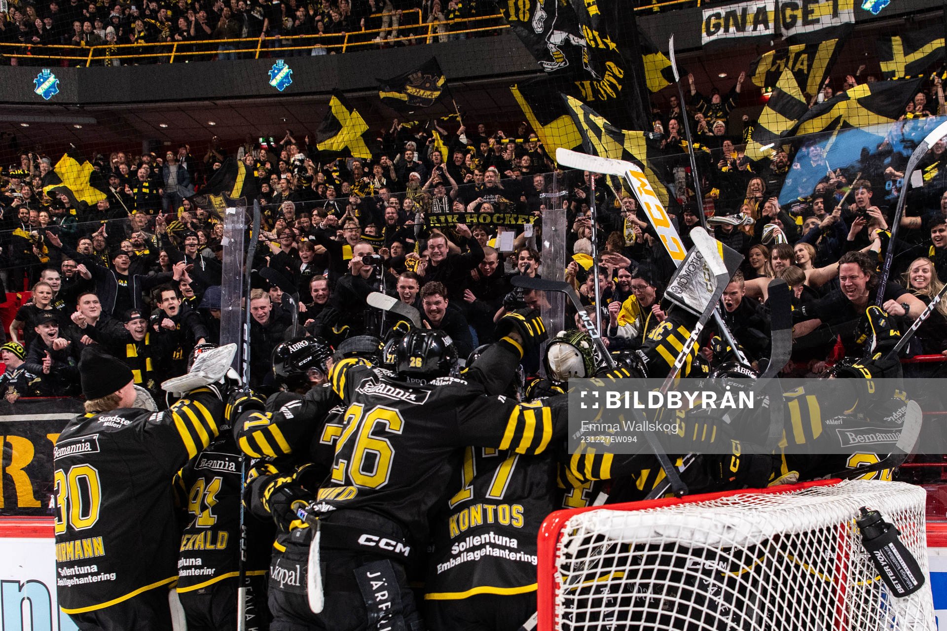 AIKs spelare jublar med supportrar
