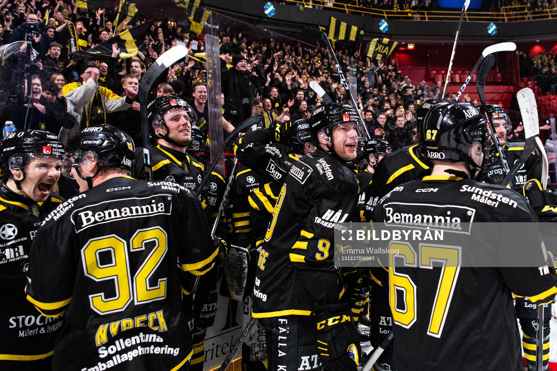 AIKs Richard Gynge jublar med lagkamrater och supportrar