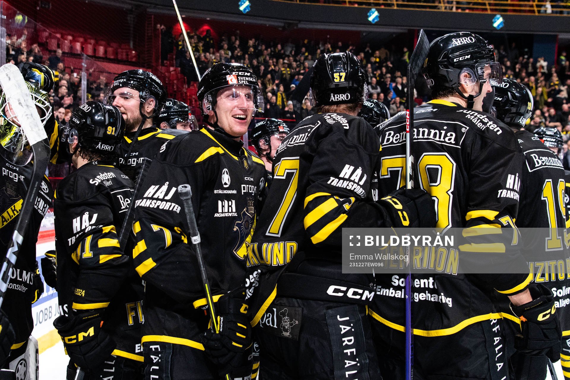 AIKs Filip Windlert jublar med lagkamrater och supportrar