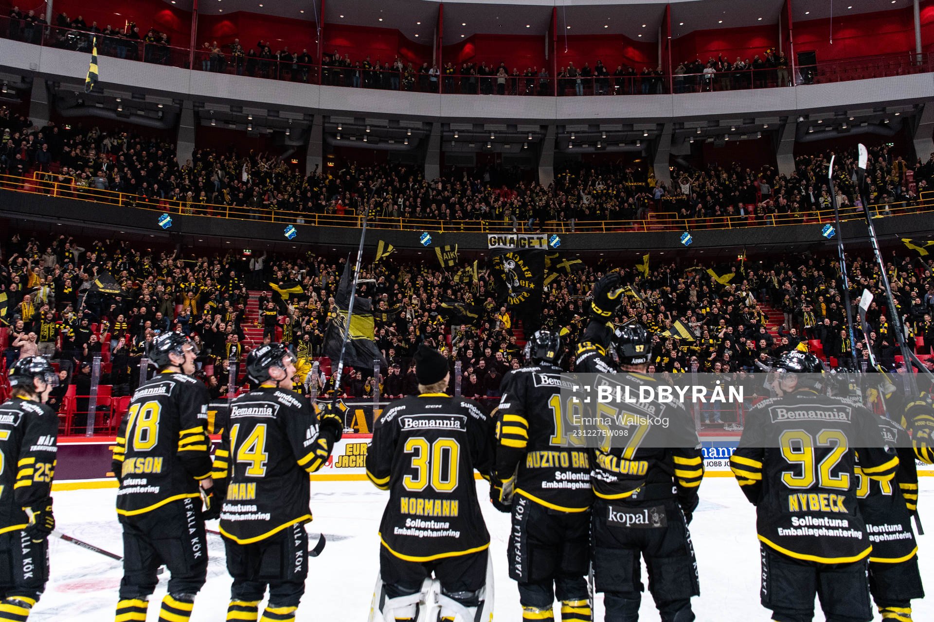 AIKs spelare jublar med supportrar