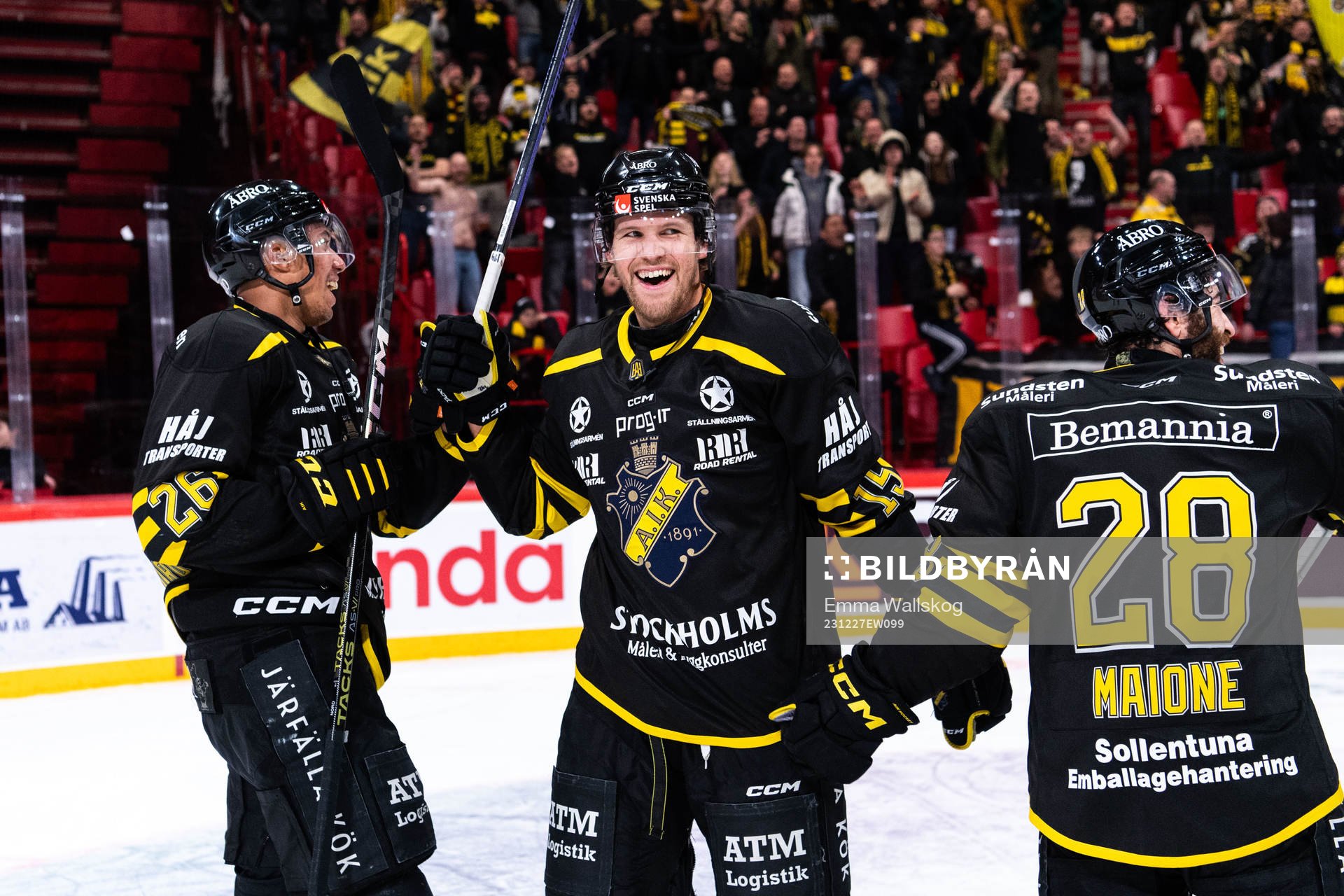 AIKs Oscar Nord, Calle Åsell och Mathew Maione  jublar