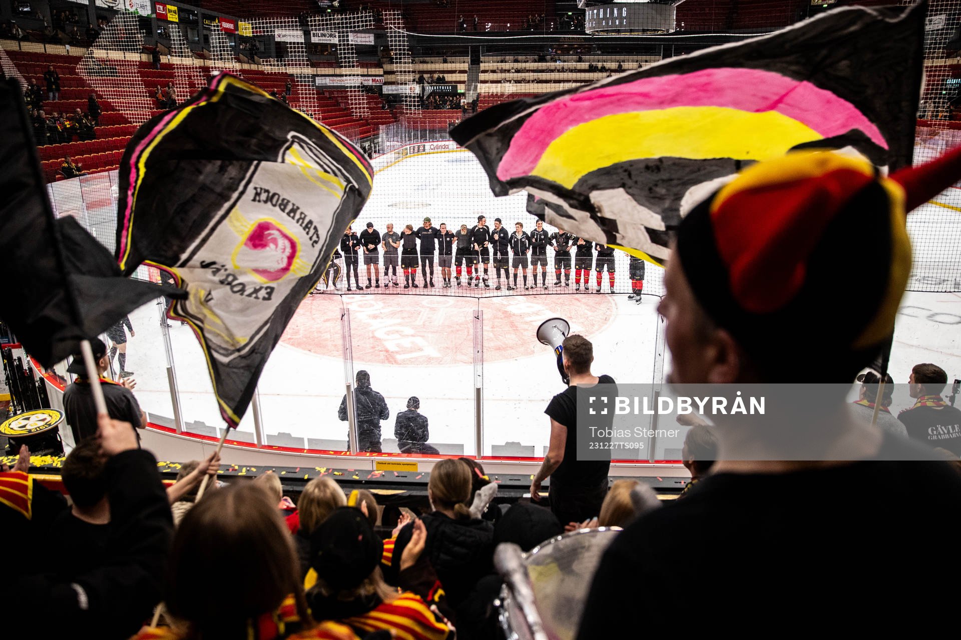 Brynäs spelare och supportrar jublar