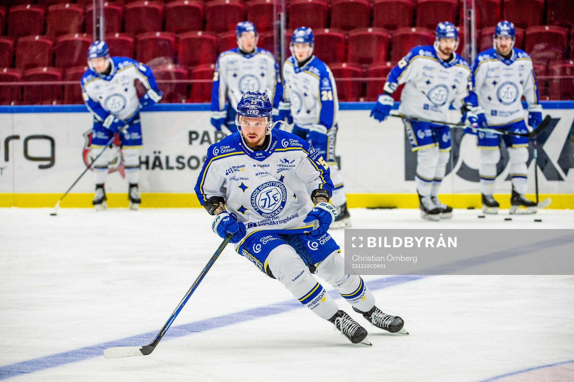 Leksands Lucas Elvenes värmer upp innan ishockeymatchen i