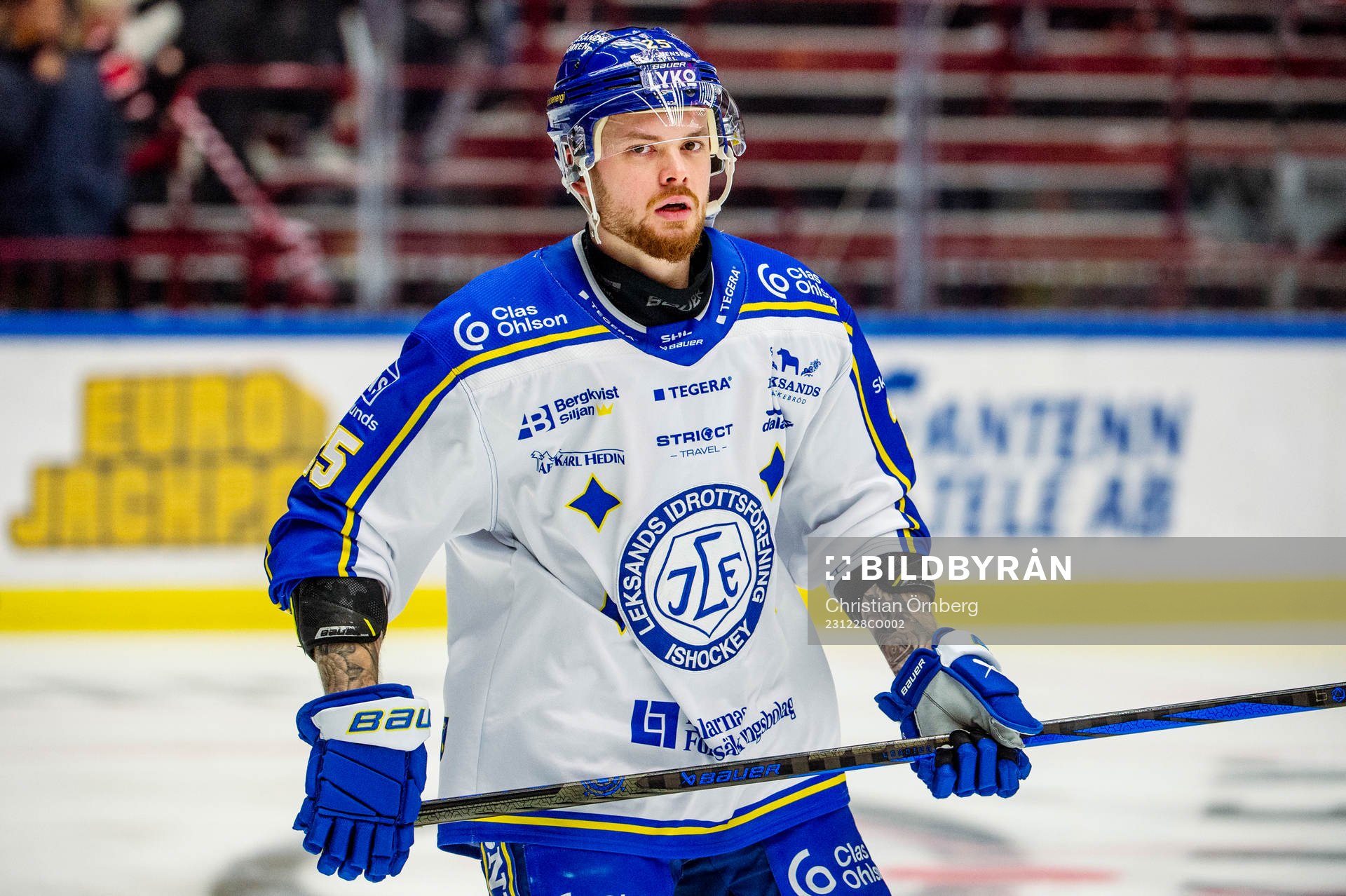 Leksands Lucas Elvenes värmer upp innan ishockeymatchen i