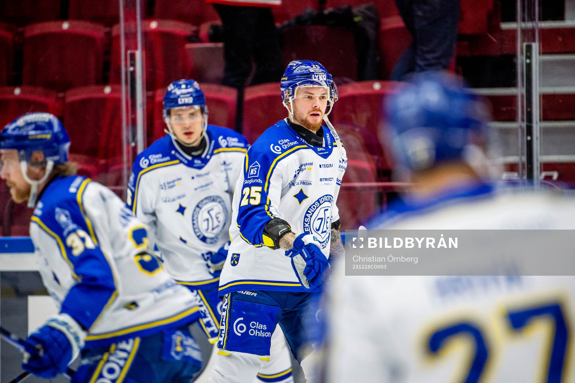 Leksands Lucas Elvenes värmer upp innan ishockeymatchen i