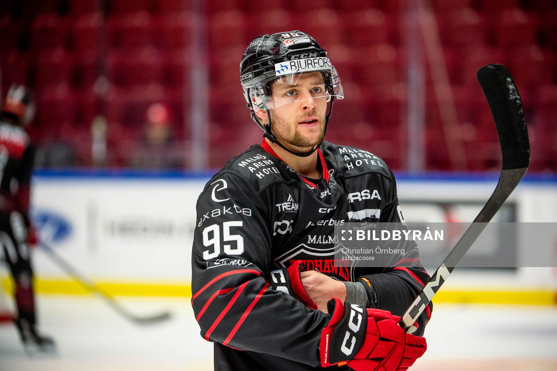 Malmö Redhawks Carl Persson värmer upp innan