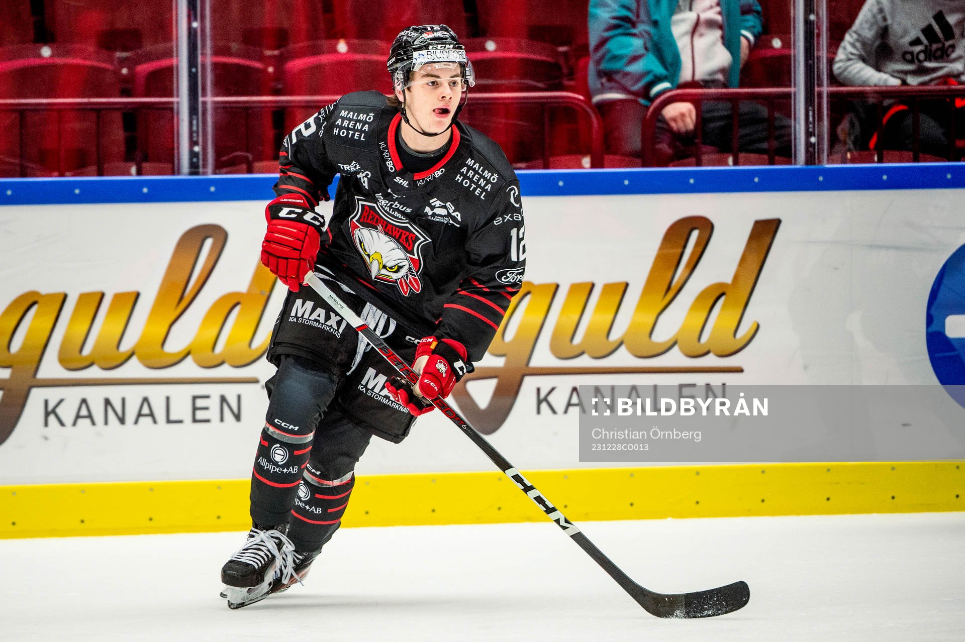 Malmö Redhawks Hjalte Kruse Thomsen värmer upp innan