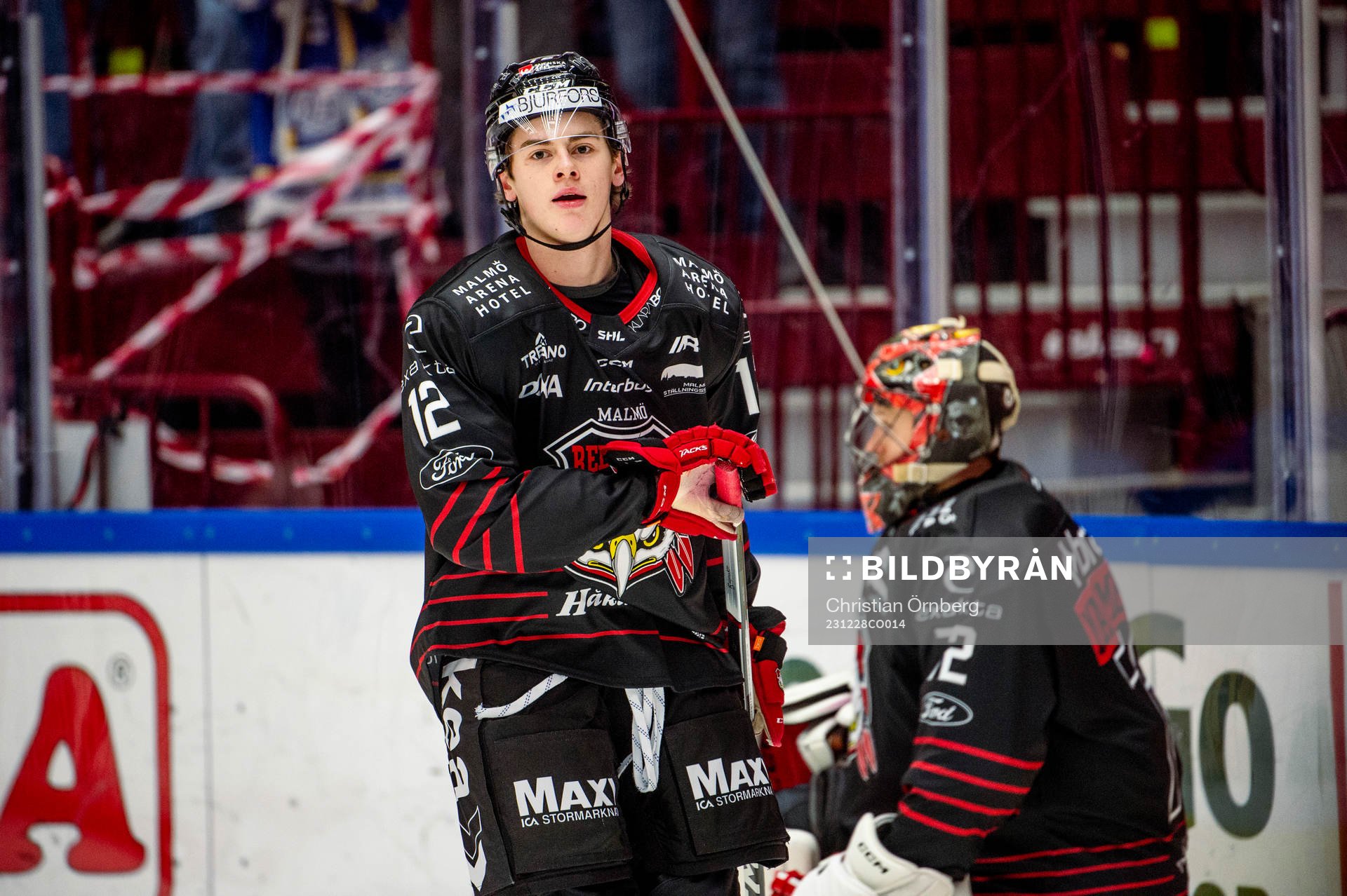 Malmö Redhawks Hjalte Kruse Thomsen värmer upp innan