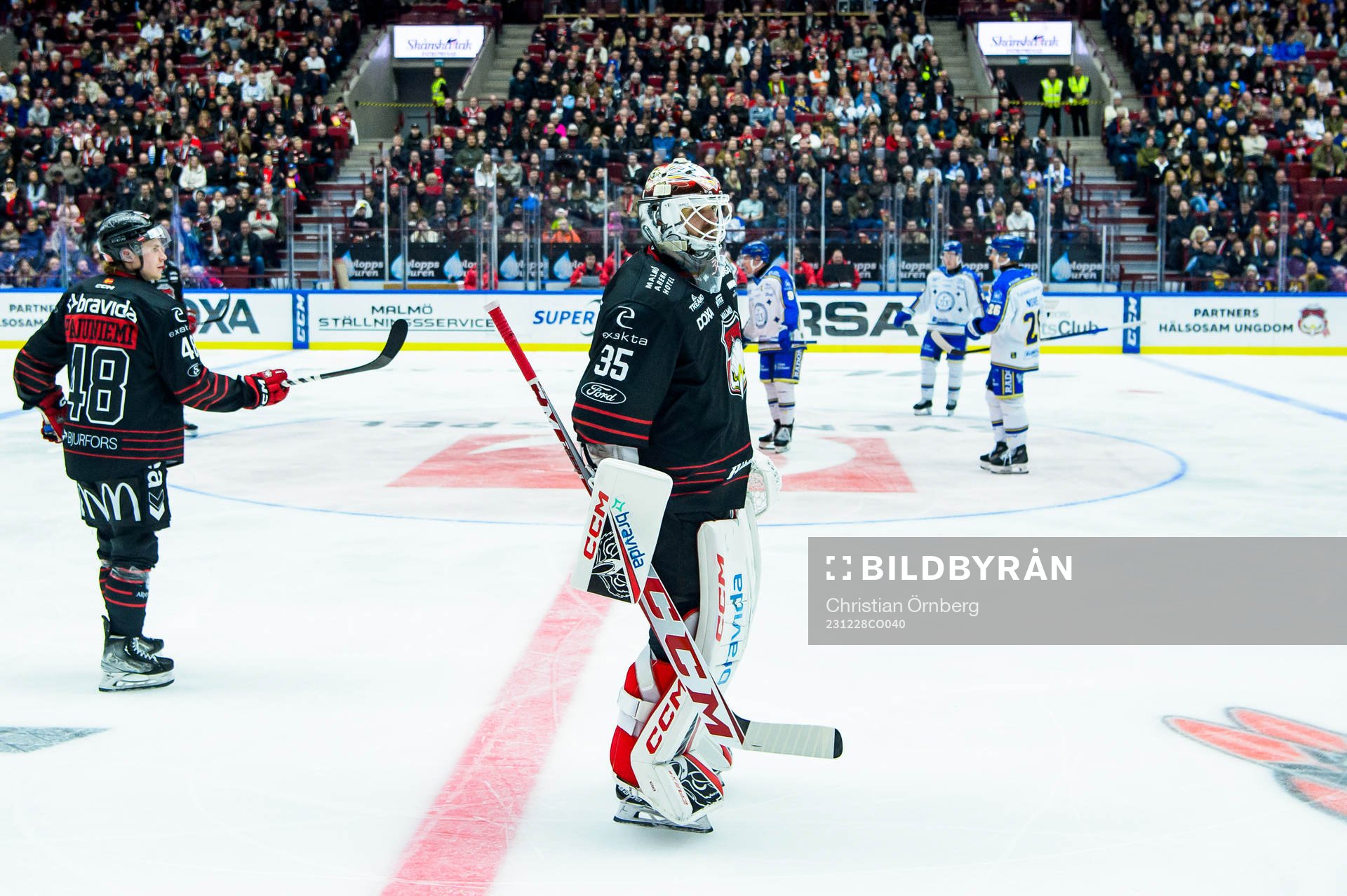 Malmö Redhawks målvakt Adam Werner blir utbytt