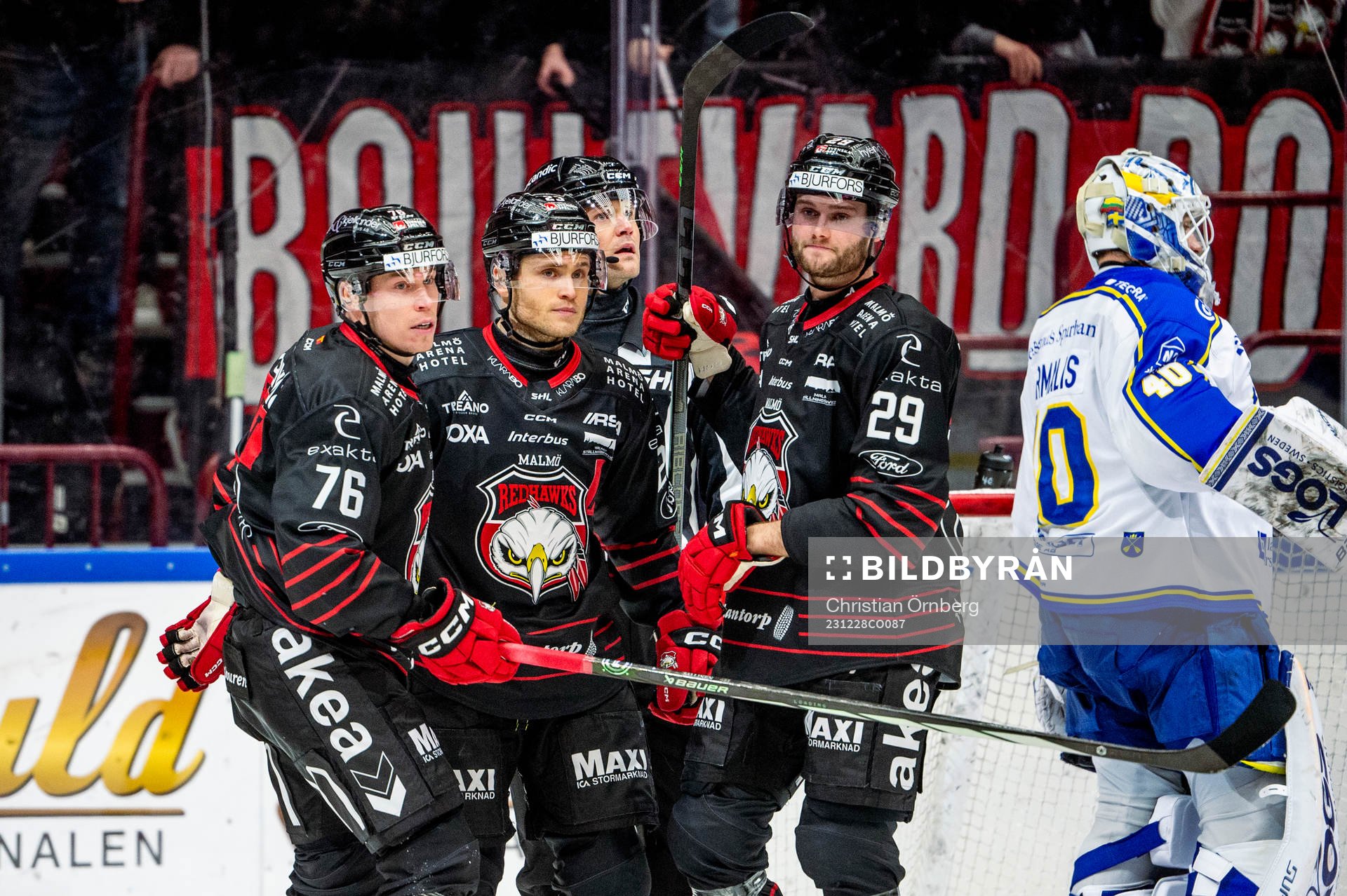 Malmö Redhawks Tomi Sallinen jublar med lagkamraterna