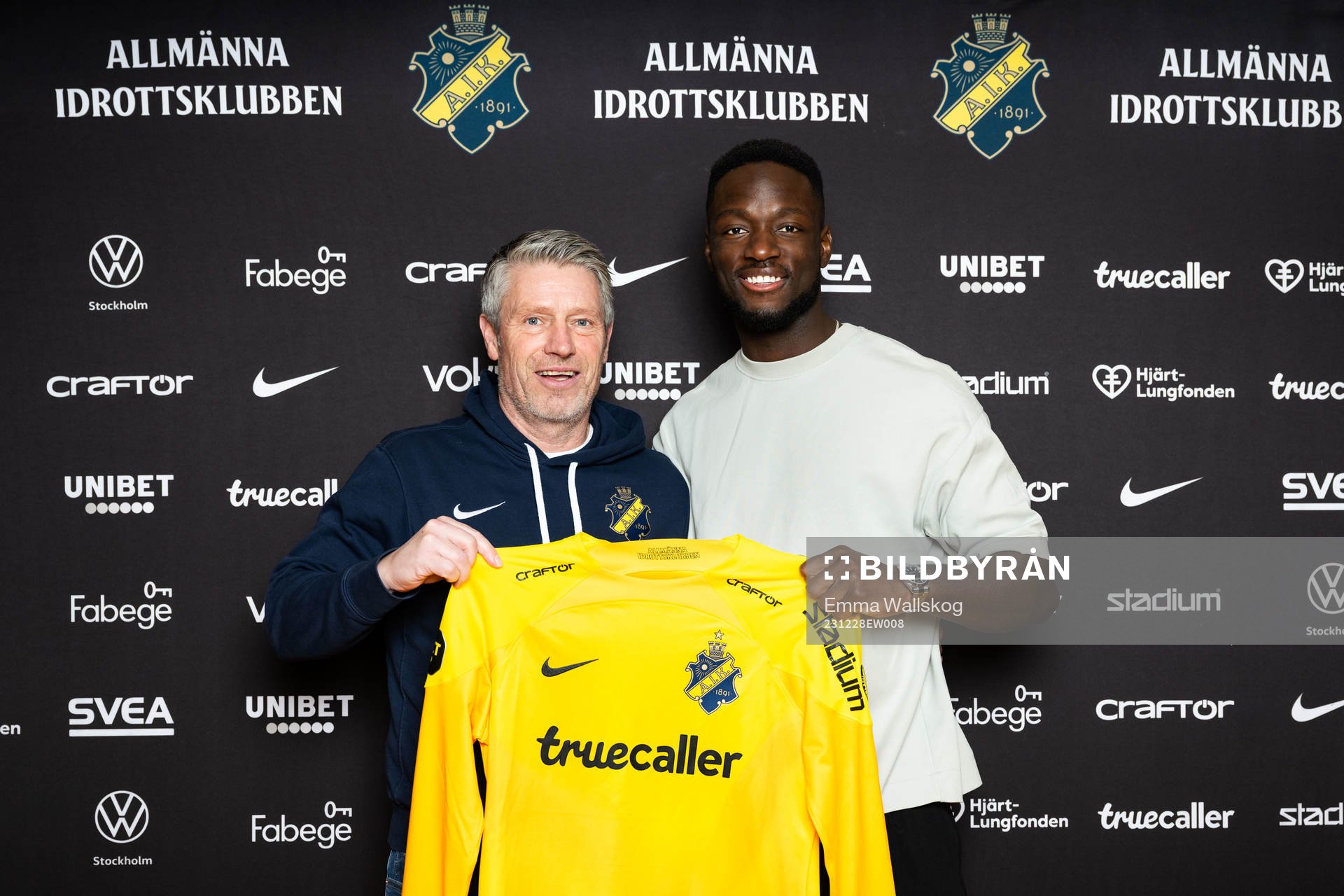 AIKs sportchef Thomas Berntsen och Ismael Diawara poserar för ett porträtt i samband med att han presenteras som nyförvärv av AIK den 28 december 2023 i Stockholm.