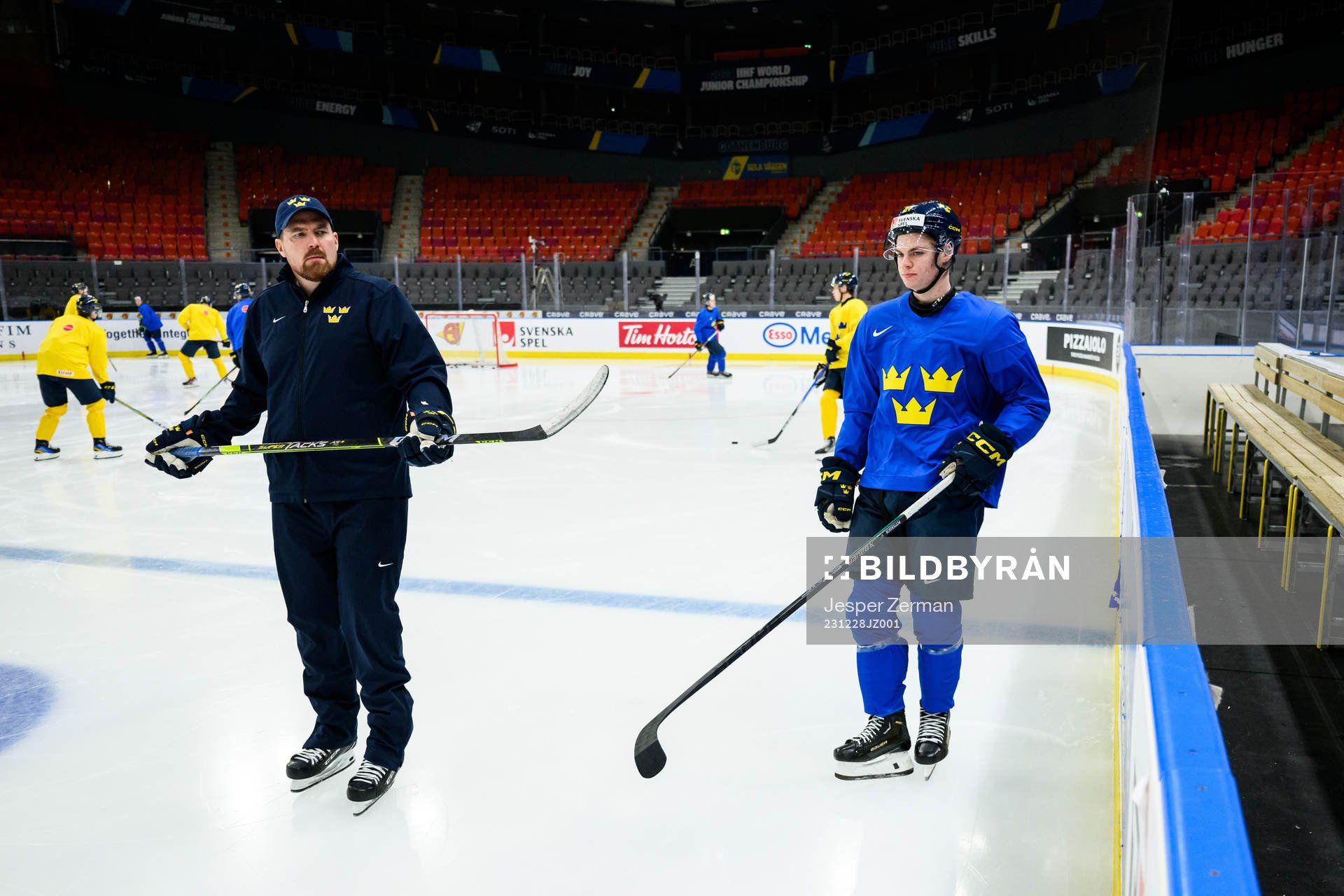 Assistant coach Gereon Dahlgren and Oskar Pettersson of