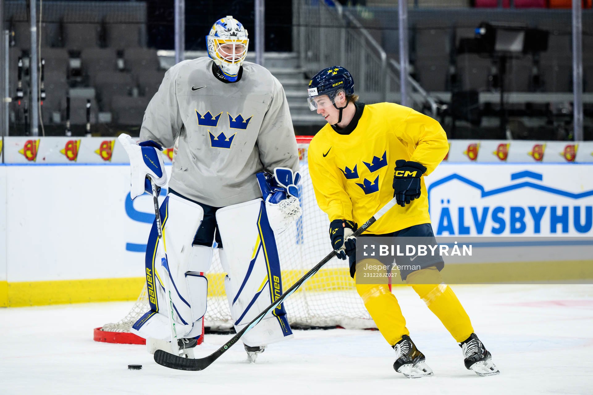 goaltender Melker Thelin and Jonathan Lekkerimäki of