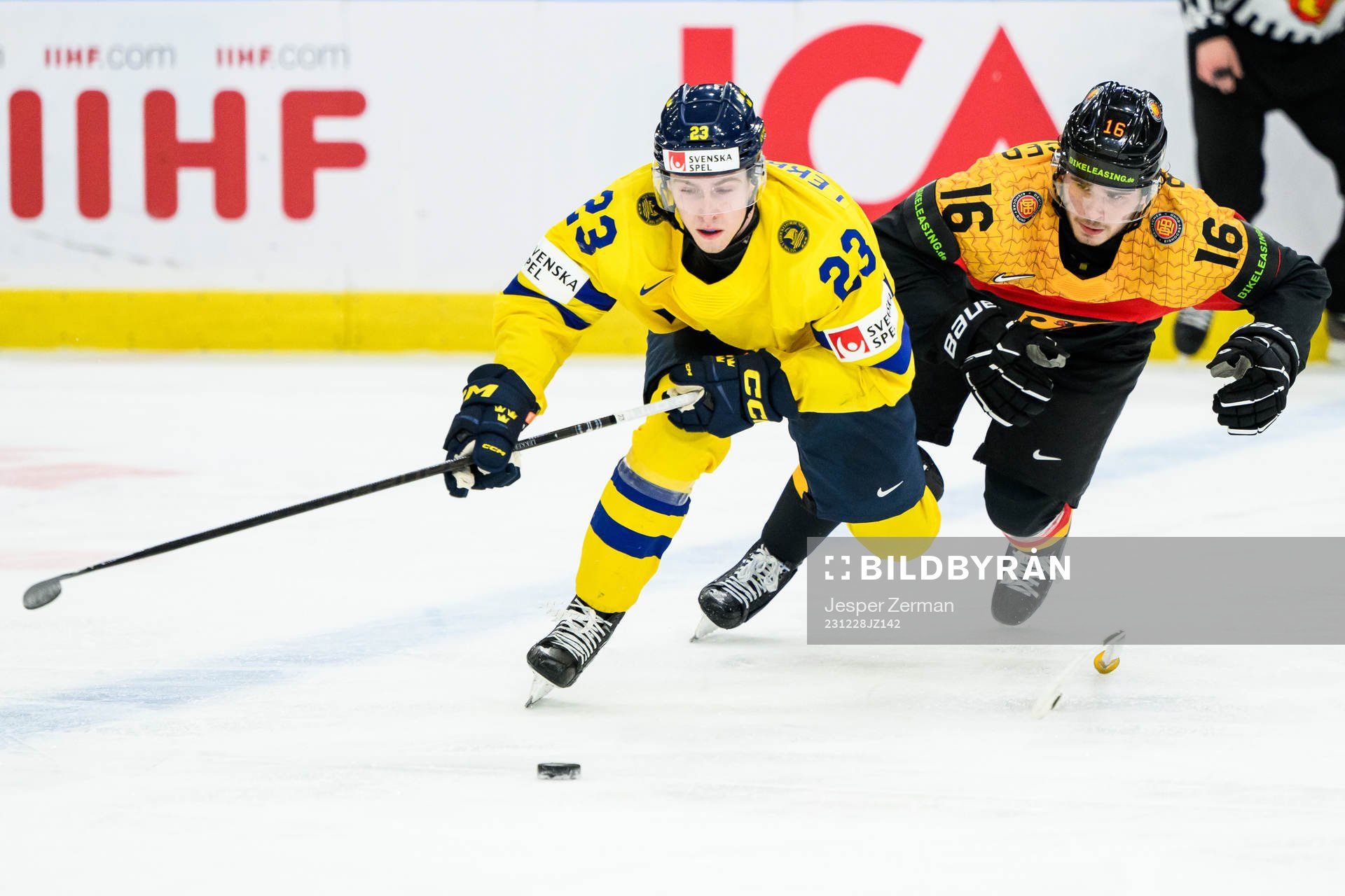 Jonathan Lekkerimäki of Sweden and Ralf Rollinger of