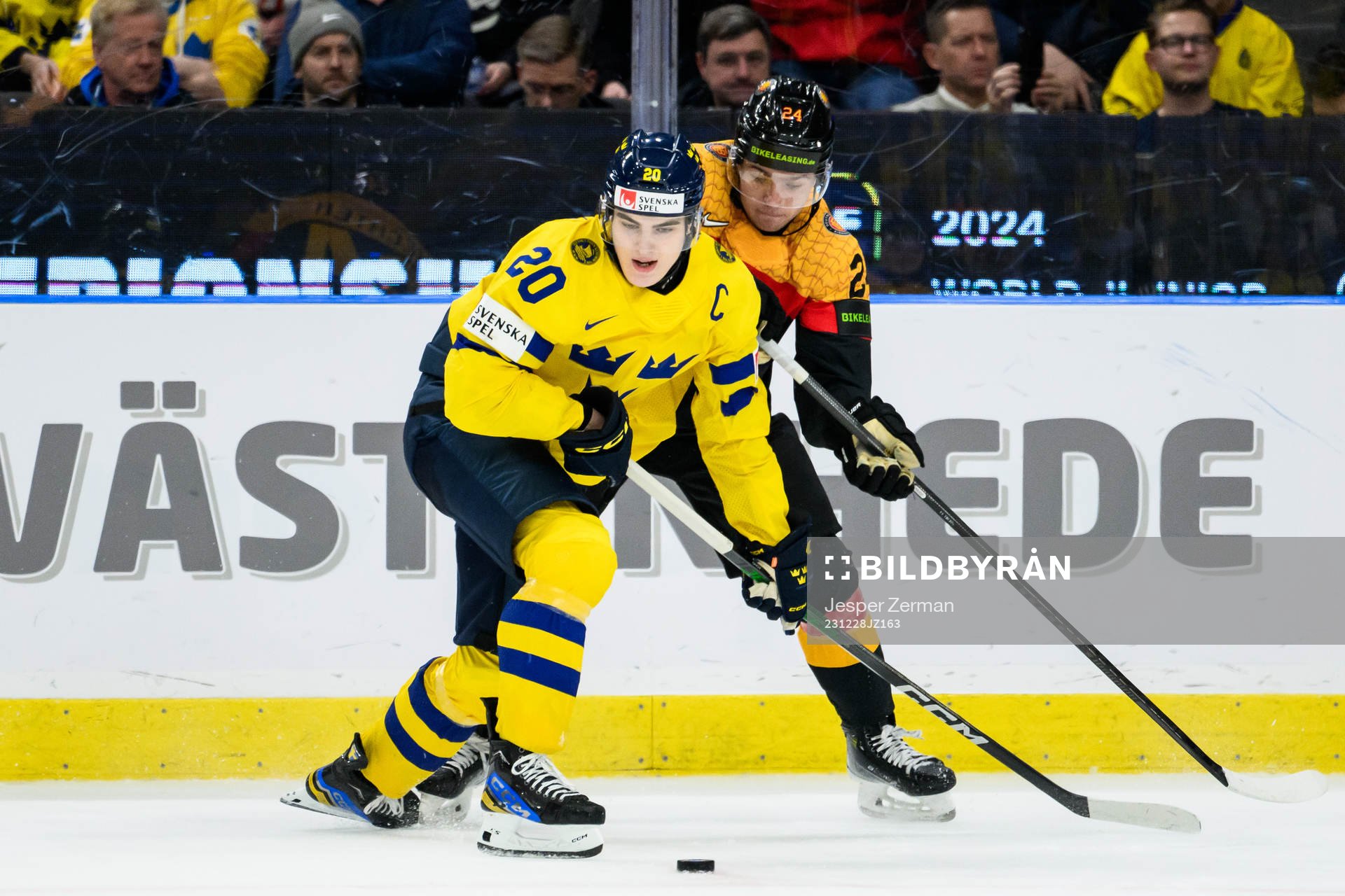 Liam Öhgren of Sweden and Roman Kechter of Germany