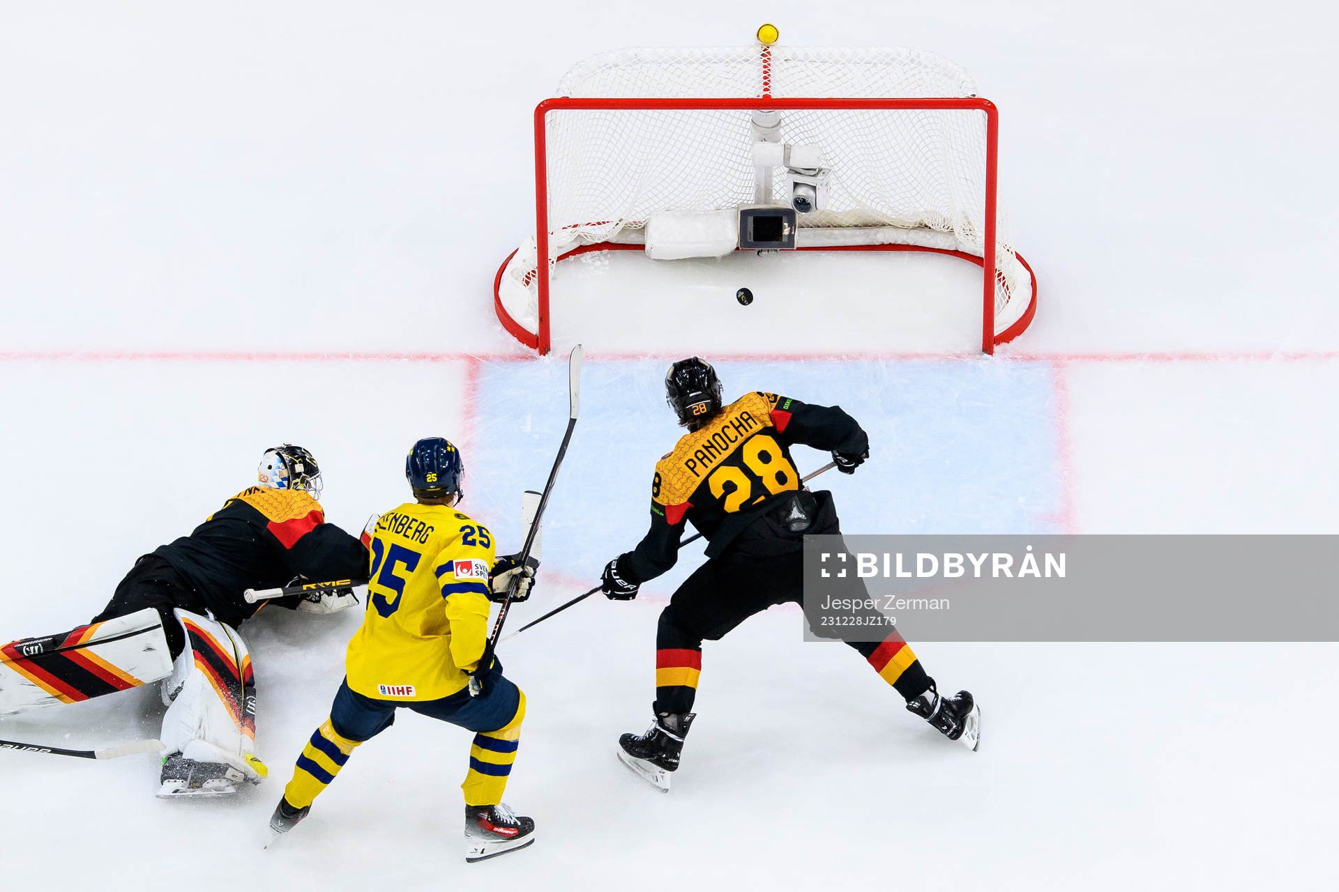Otto Stenberg of Sweden scores 0-4