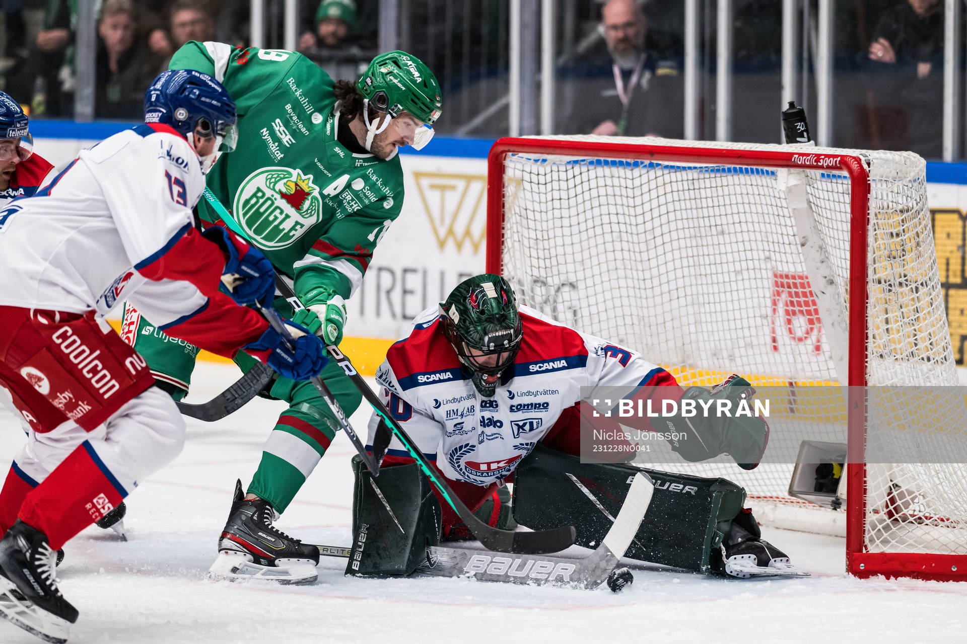 Rögles Dennis Everberg och Oskarshamns målvakt Tomas