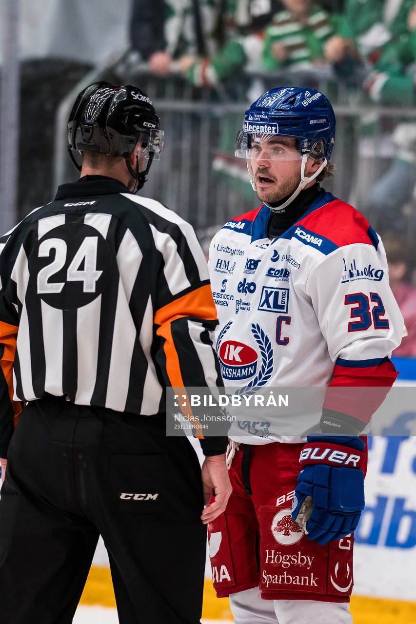 Oskarshamns Oscar Engsund i diskussion med domaren
