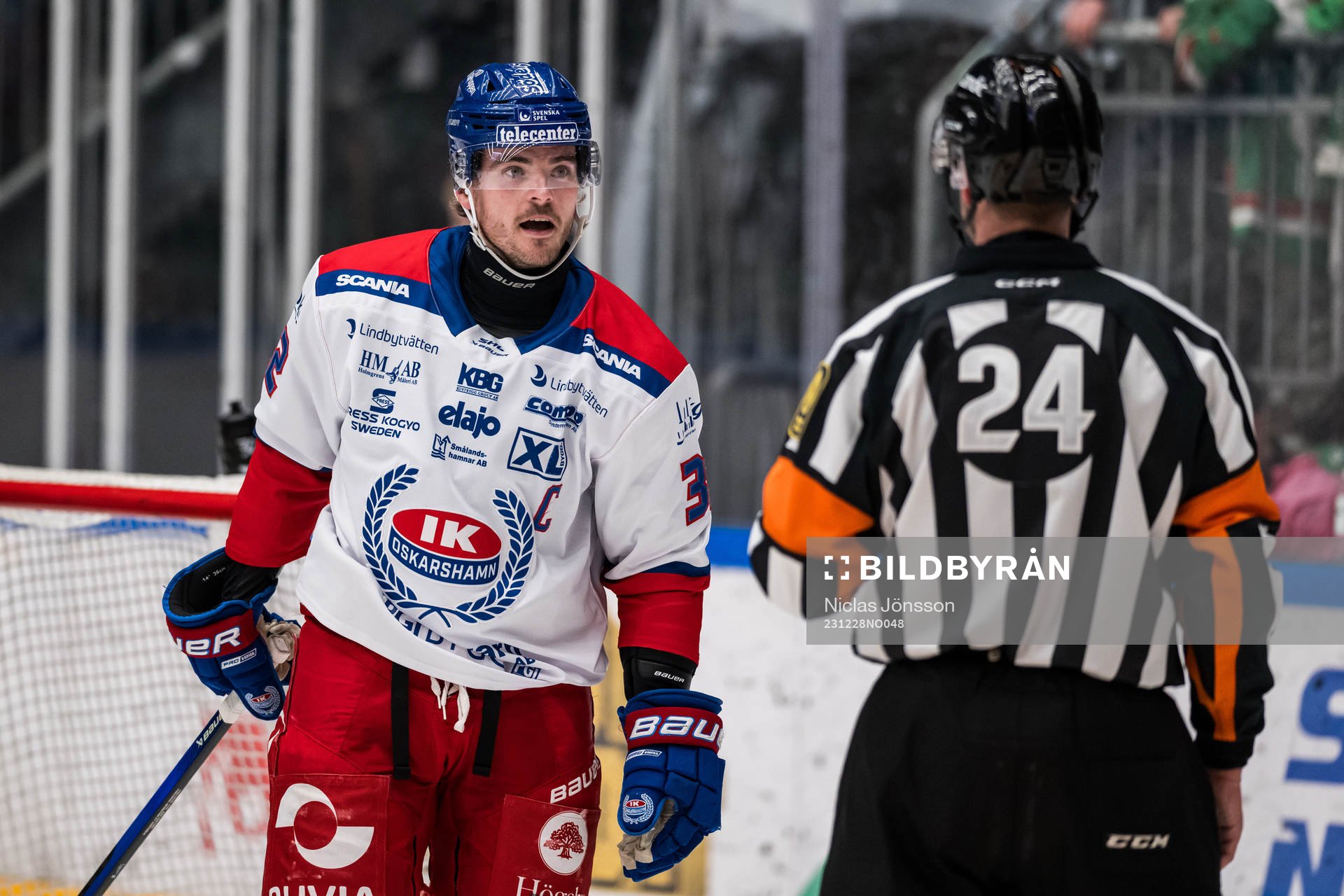 Oskarshamns Oscar Engsund i diskussion med domaren