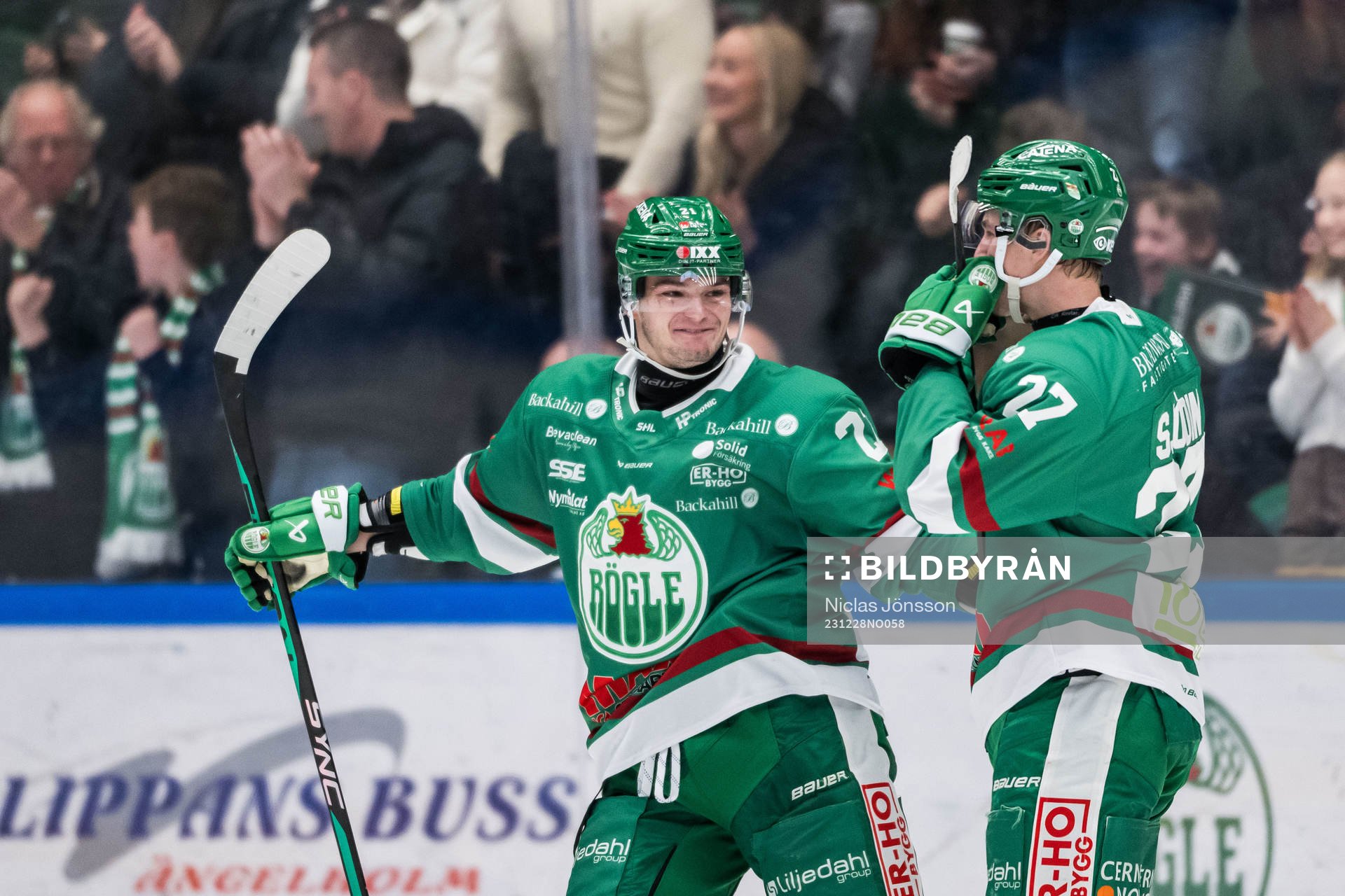 Rögles Henry Bowlby och Linus Sjödin jublar