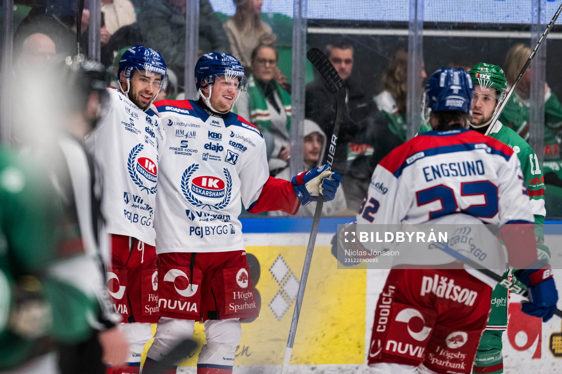 Oskarshamns Ahti Oksanen och Austin Wagner jublar