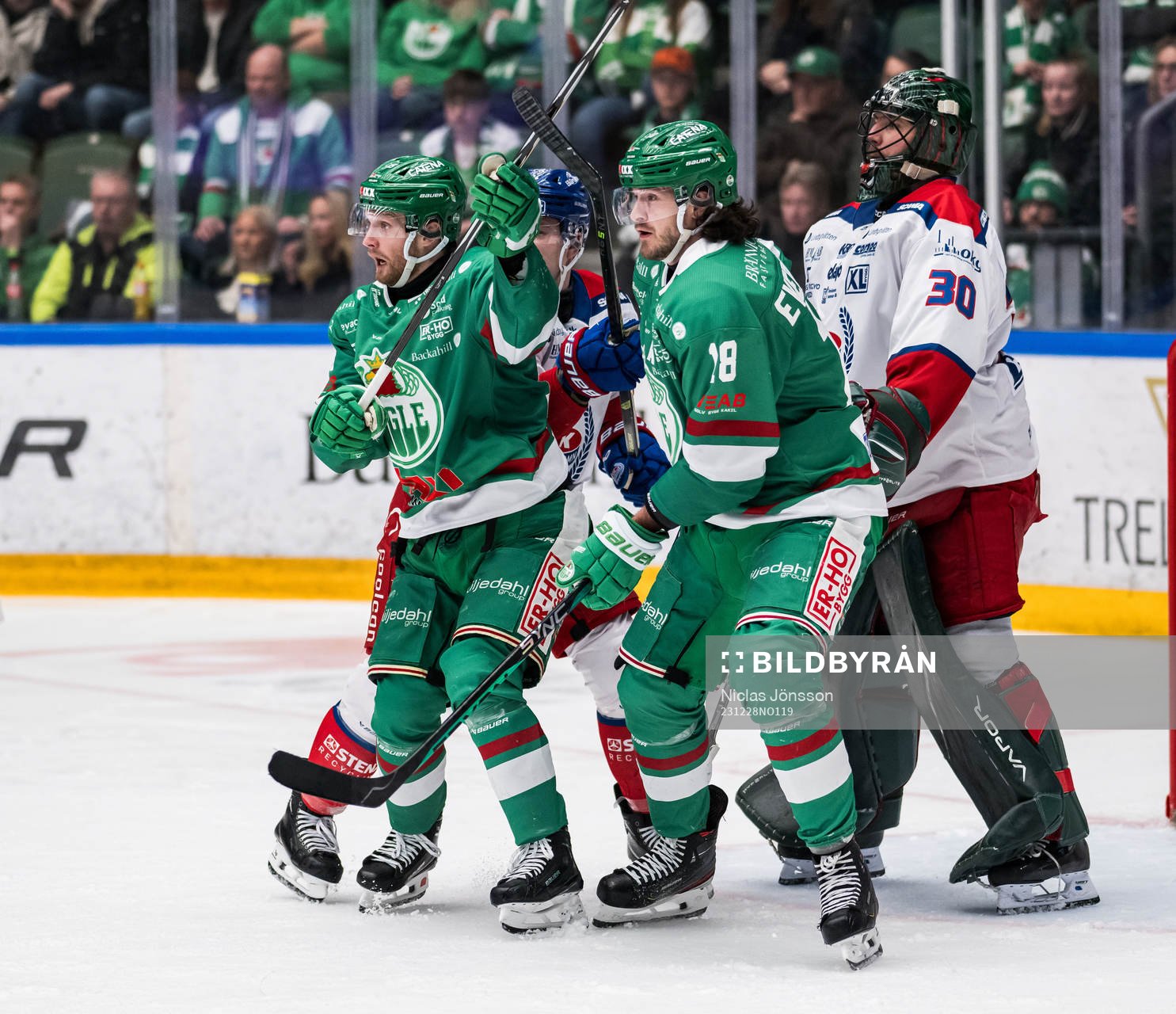 Rögles Simon Ryfors  och Dennis Everberg framför