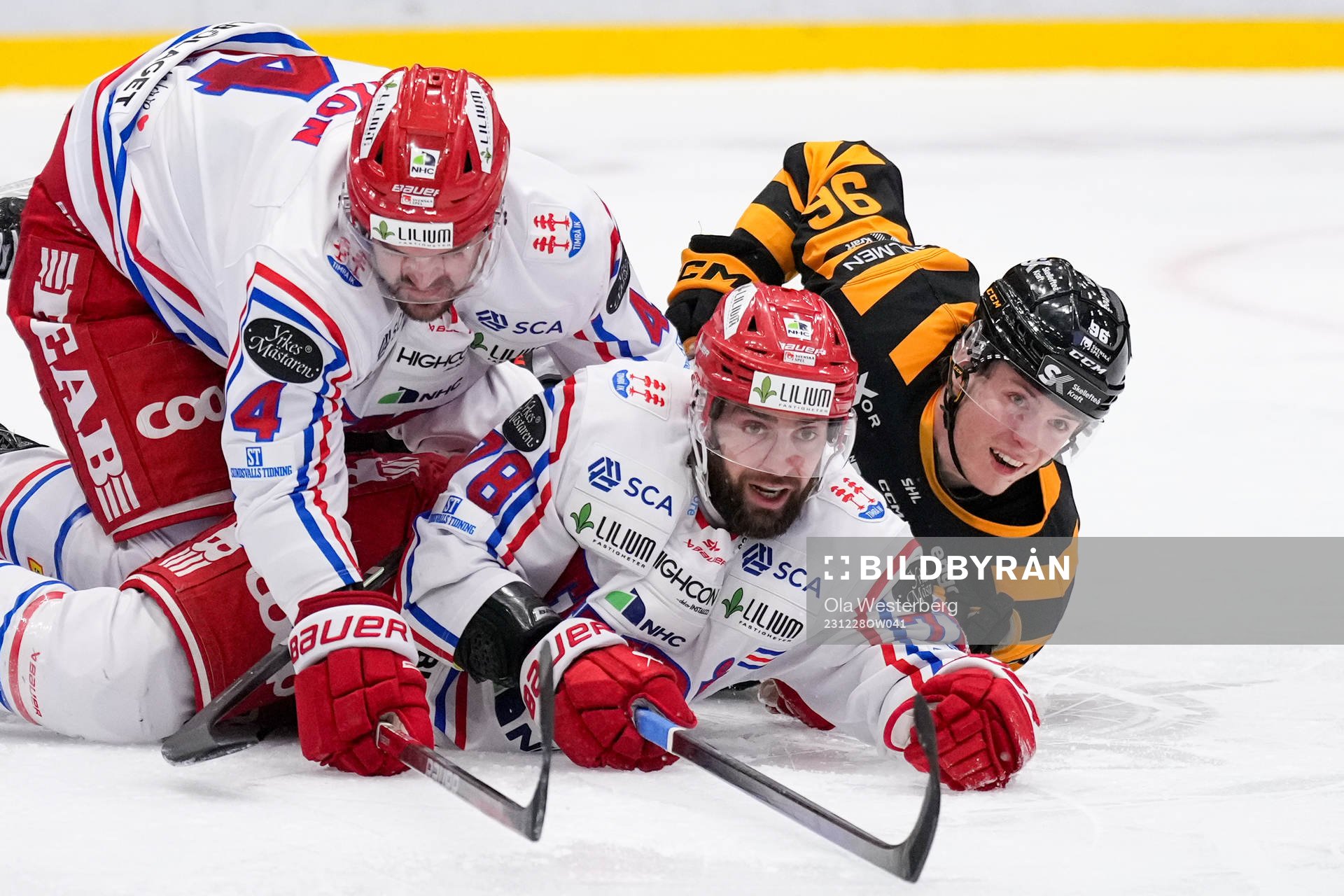 Timrås Tim Erixon och Robin Hanzl i en kamp mot